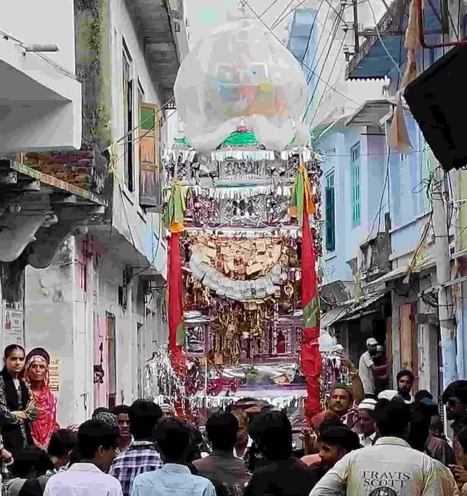 कानोड़ की तंग गली में मोहर्रम के दौरान निकलता ताजिया और लोगों की भीड़।