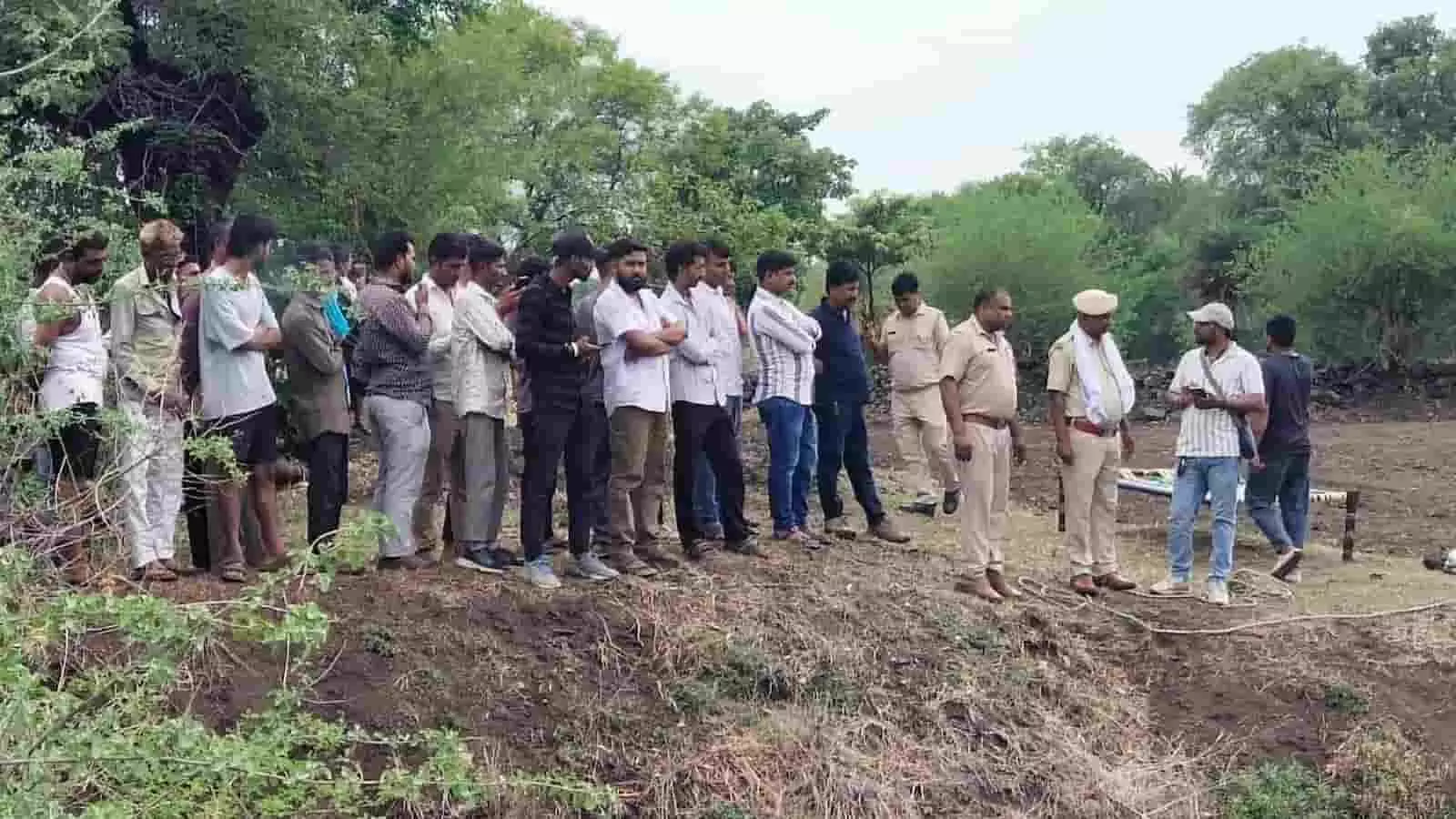 कुएं के पास एकत्रित ग्रामीण और पुलिस अधिकारी जांच करते हुए दिख रहे हैं।