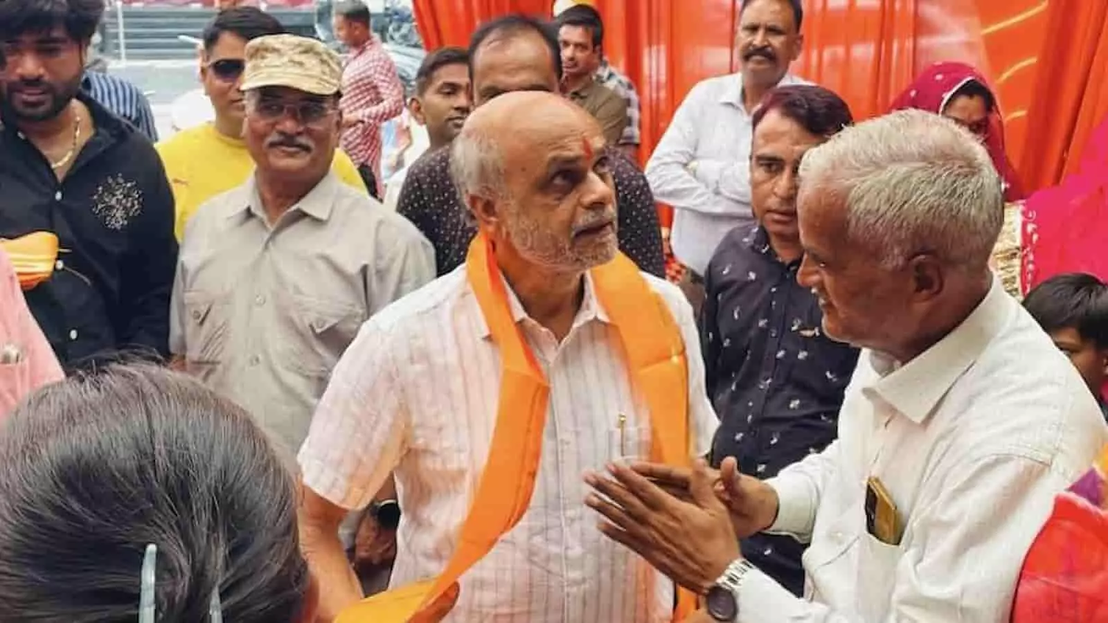 विधायक अशोक कुमार कोठारी भीलवाड़ा में रेस्टोरेंट के शुभारंभ कार्यक्रम में उपस्थित हैं।