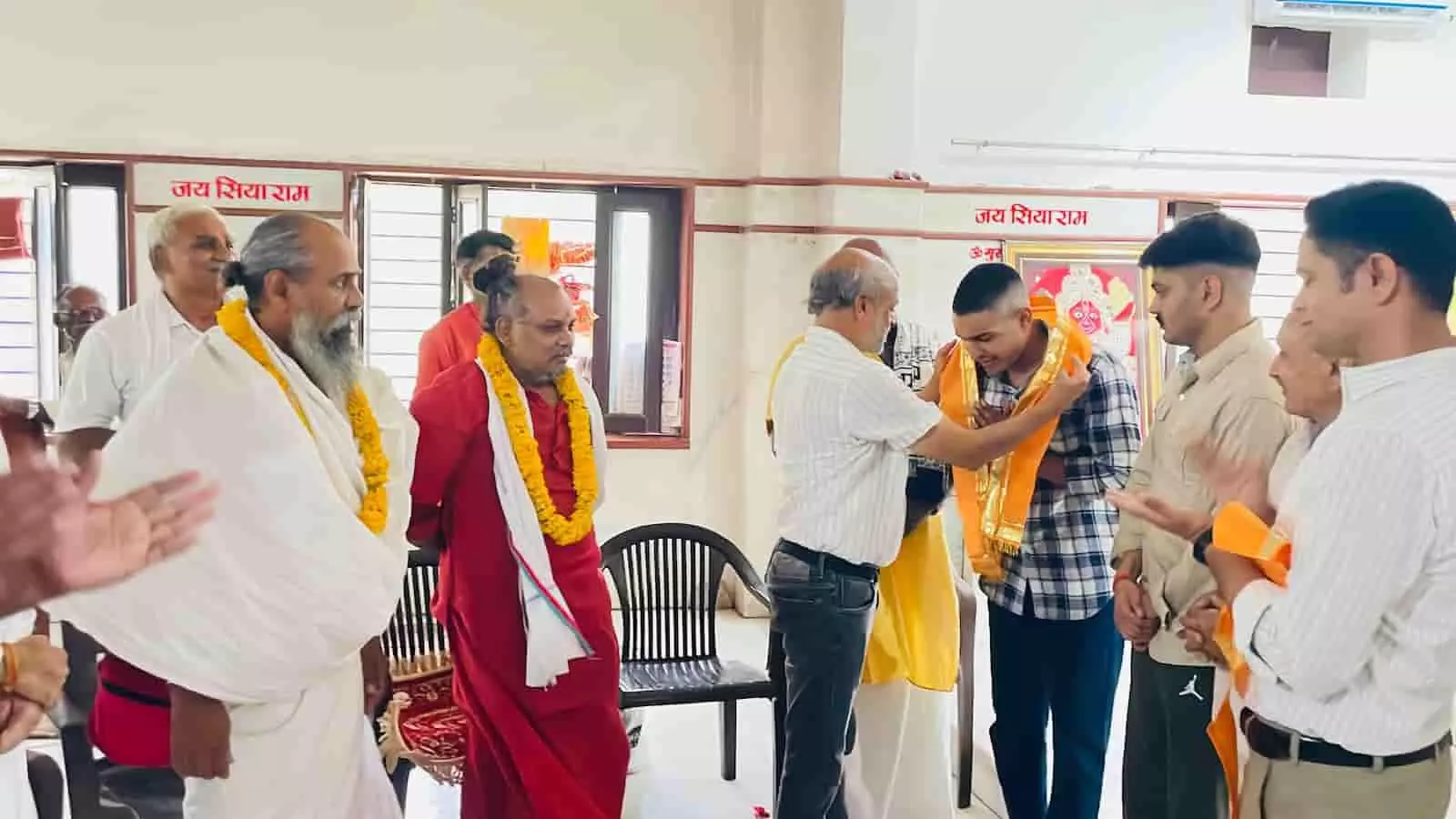 विधायक अशोक कुमार कोठारी भीलवाड़ा में एक अग्निवीर का माला पहनाकर स्वागत कर रहे हैं।