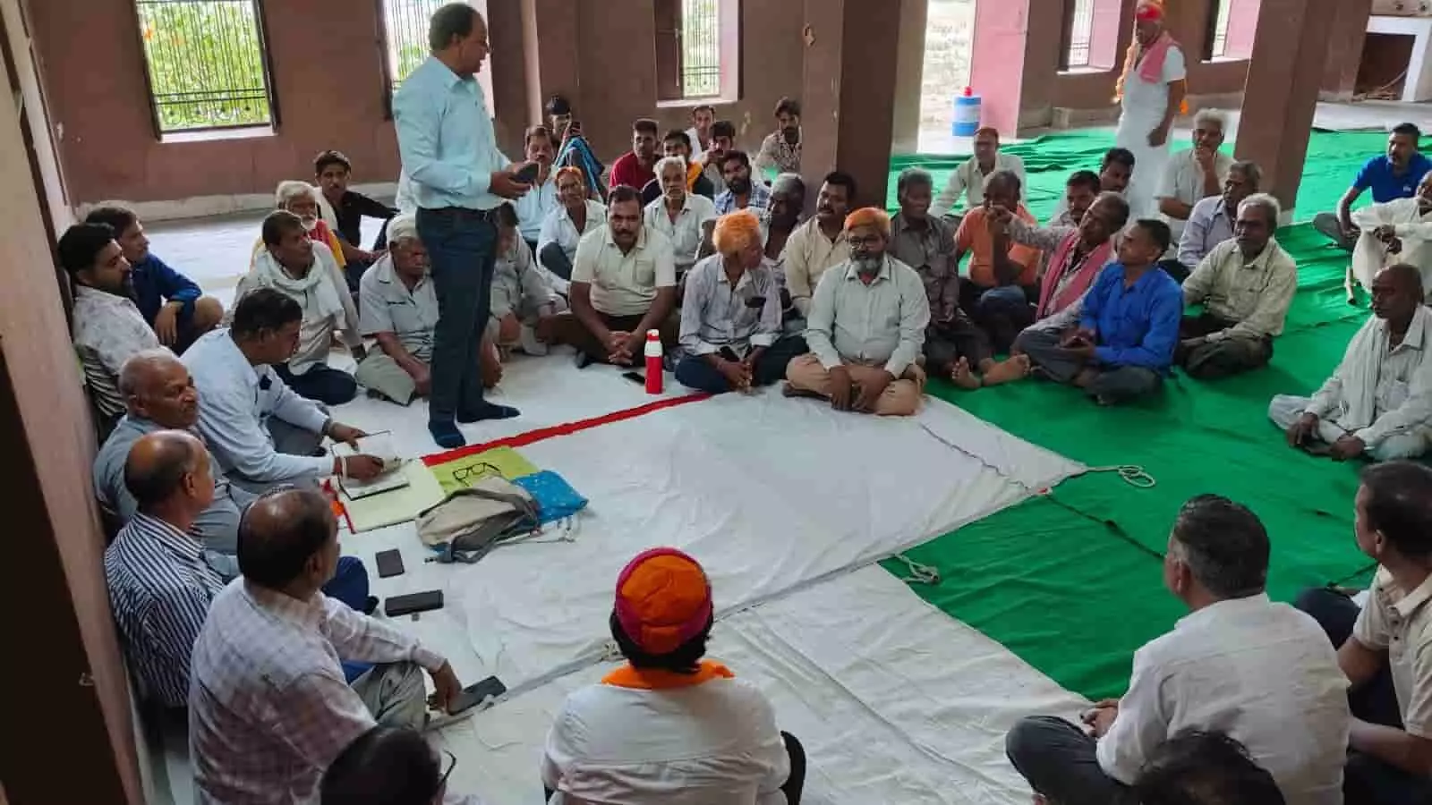 आवरी माता मंदिर में बैठक करते मेवाड़ यादव समाज के वरिष्ठजन और युवा। आवरी माता मंदिर में बैठक करते मेवाड़ यादव समाज के वरिष्ठजन और युवा।