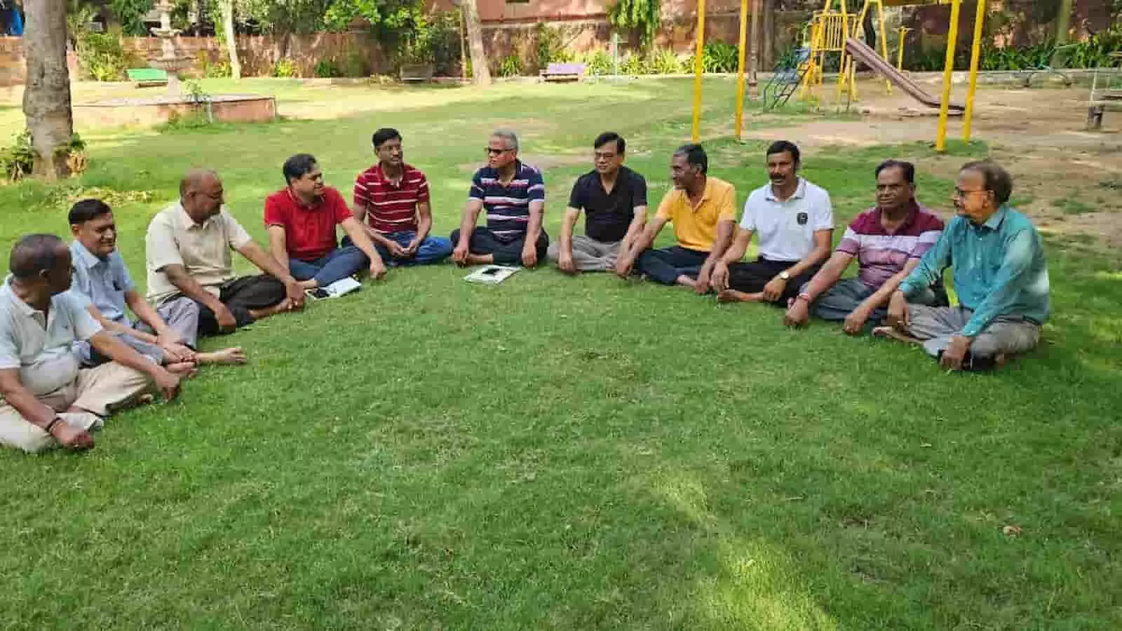 भीलवाड़ा के पार्क में घास पर बैठकर चर्चा करते वनवासी कल्याण परिषद के सदस्य। भीलवाड़ा के पार्क में घास पर बैठकर चर्चा करते वनवासी कल्याण परिषद के सदस्य।