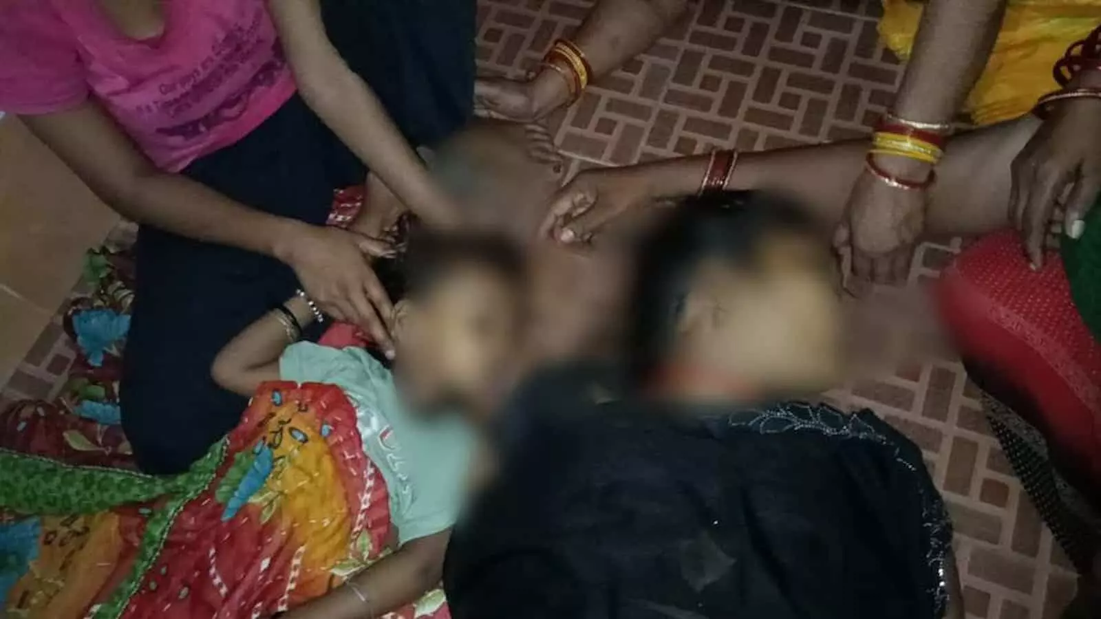 मुगलसराय में घटना स्थल पर मौजूद लोग और पुलिस जांच करते हुए। मुगलसराय में घटना स्थल पर मौजूद लोग और पुलिस जांच करते हुए।