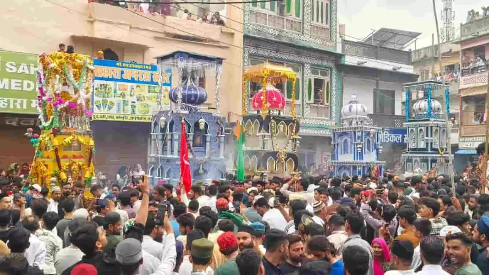 डूंगरपुर के बाजार में मुहर्रम के अवसर पर सजे हुए ताजियों के साथ एकत्रित भीड़ का दृश्य। डूंगरपुर के बाजार में मुहर्रम के अवसर पर सजे हुए ताजियों के साथ एकत्रित भीड़ का दृश्य।