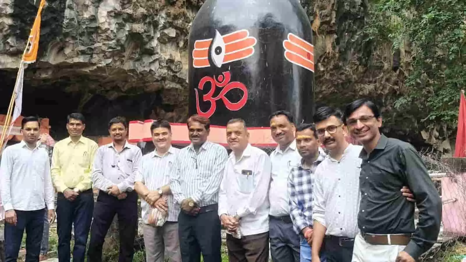 गौतमेश्वर महादेव मंदिर के पास खड़े ABRSM के पदाधिकारी प्रतापगढ़ में दर्शन करते हुए। गौतमेश्वर महादेव मंदिर के पास खड़े ABRSM के पदाधिकारी प्रतापगढ़ में दर्शन करते हुए।