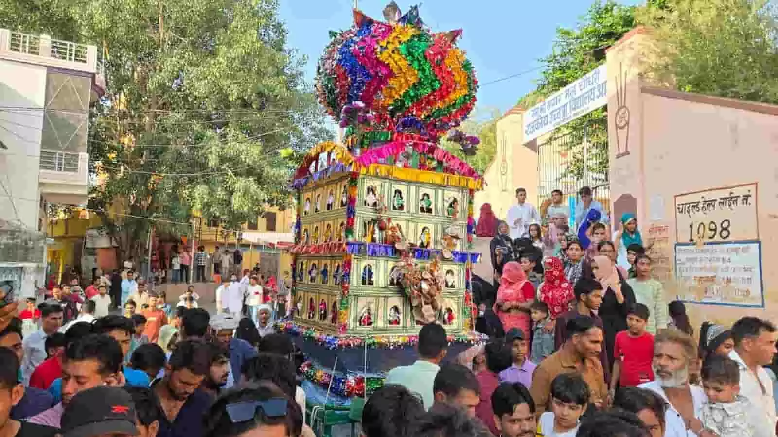 उदयपुरवाटी में मोहर्रम के मौके पर सड़कों से गुजरता ताजिए का जुलूस। उदयपुरवाटी में मोहर्रम के मौके पर सड़कों से गुजरता ताजिए का जुलूस।