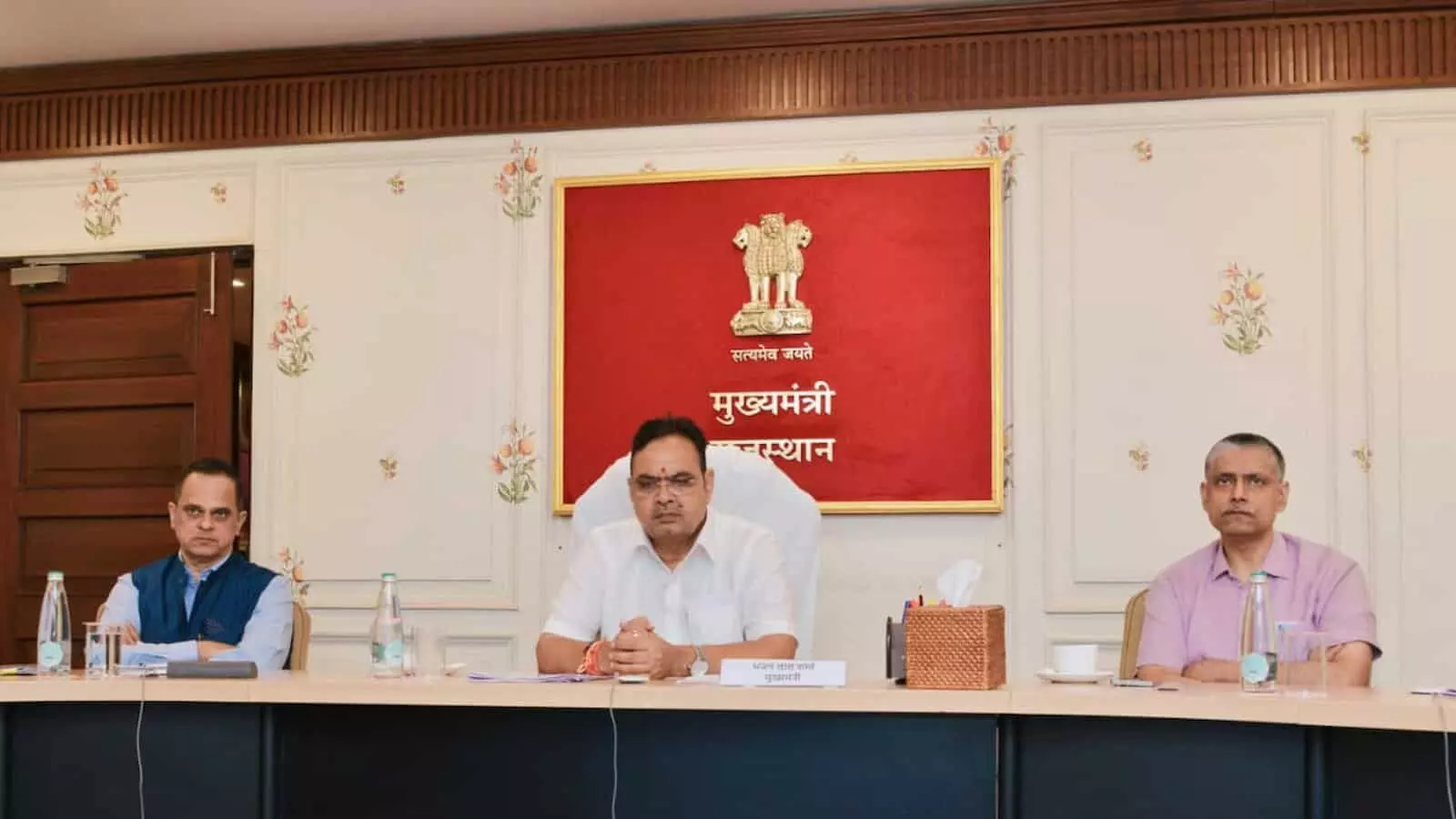 मुख्यमंत्री भजनलाल शर्मा मुख्यमंत्री कार्यालय में रिफाइनरी उद्घाटन की बैठक में बैठे हुए। मुख्यमंत्री भजनलाल शर्मा मुख्यमंत्री कार्यालय में रिफाइनरी उद्घाटन की बैठक में बैठे हुए।