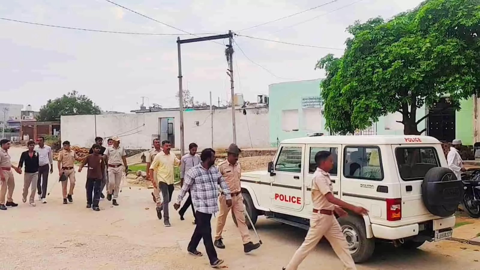 बस्सी की खानिया बस्ती में हिंसक झड़प के बाद पुलिस बल घटनास्थल पर तैनात है।