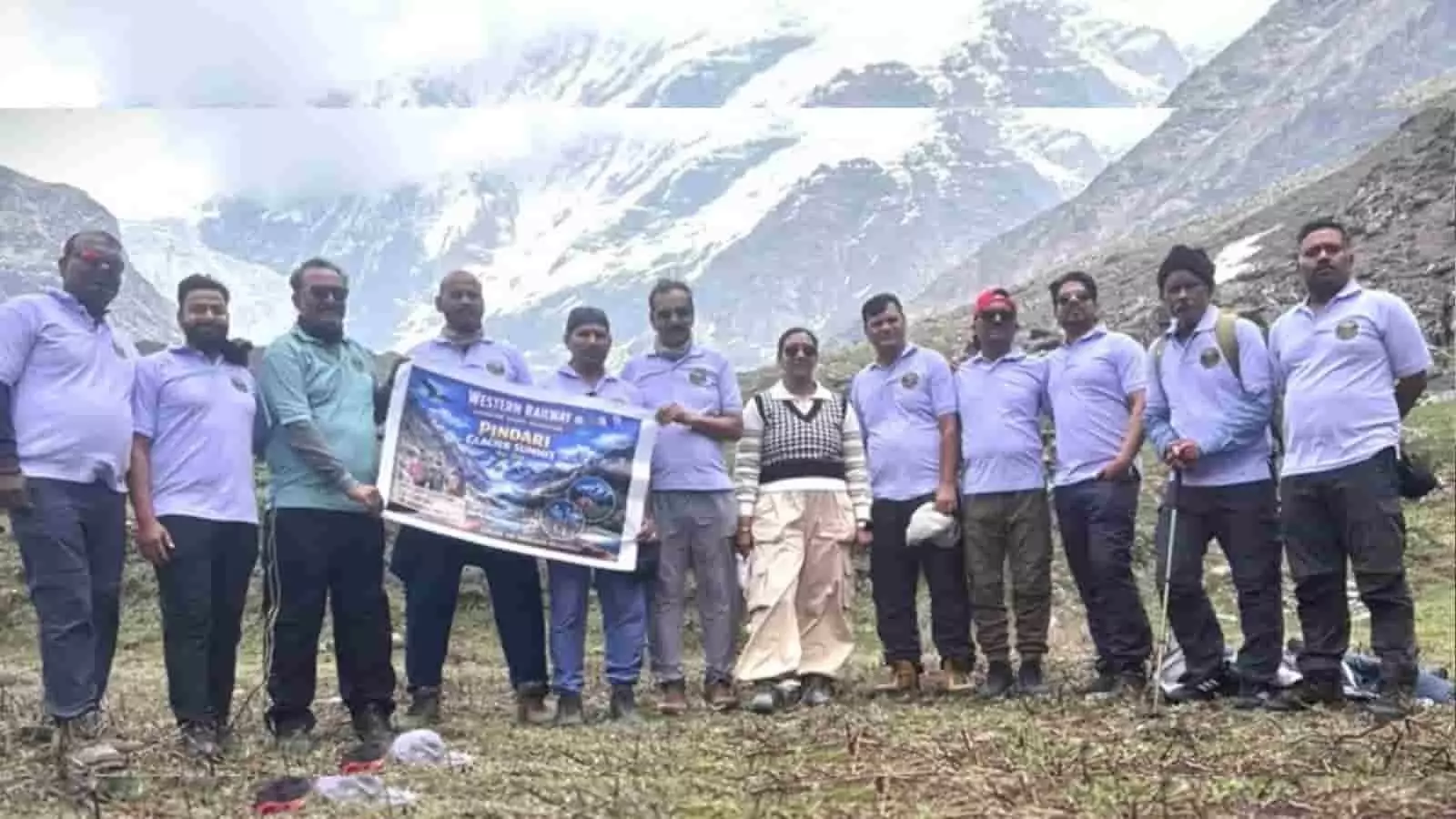 बर्फ से ढके पहाड़ों के सामने खड़े पश्चिम रेलवे के ट्रैकिंग दल के सदस्य। बर्फ से ढके पहाड़ों के सामने खड़े पश्चिम रेलवे के ट्रैकिंग दल के सदस्य।