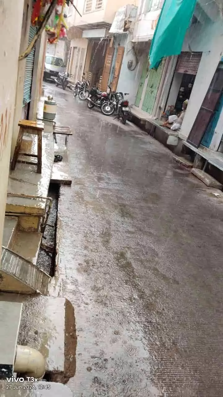 कानोड़ की गली में बारिश के बाद जमा पानी और सुनसान सड़कों का दृश्य। कानोड़ की गली में बारिश के बाद जमा पानी और सुनसान सड़कों का दृश्य।