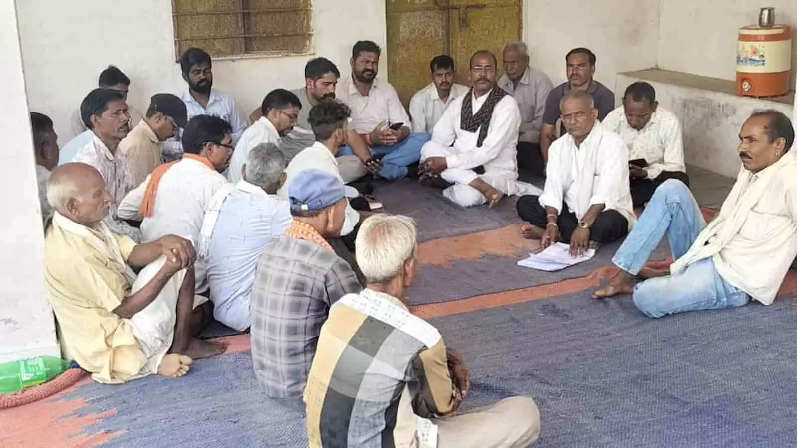 वीरेश्वर महादेव मंदिर परिसर में फर्श पर बैठकर बैठक करते भाजपा कार्यकर्ता। वीरेश्वर महादेव मंदिर परिसर में फर्श पर बैठकर बैठक करते भाजपा कार्यकर्ता।