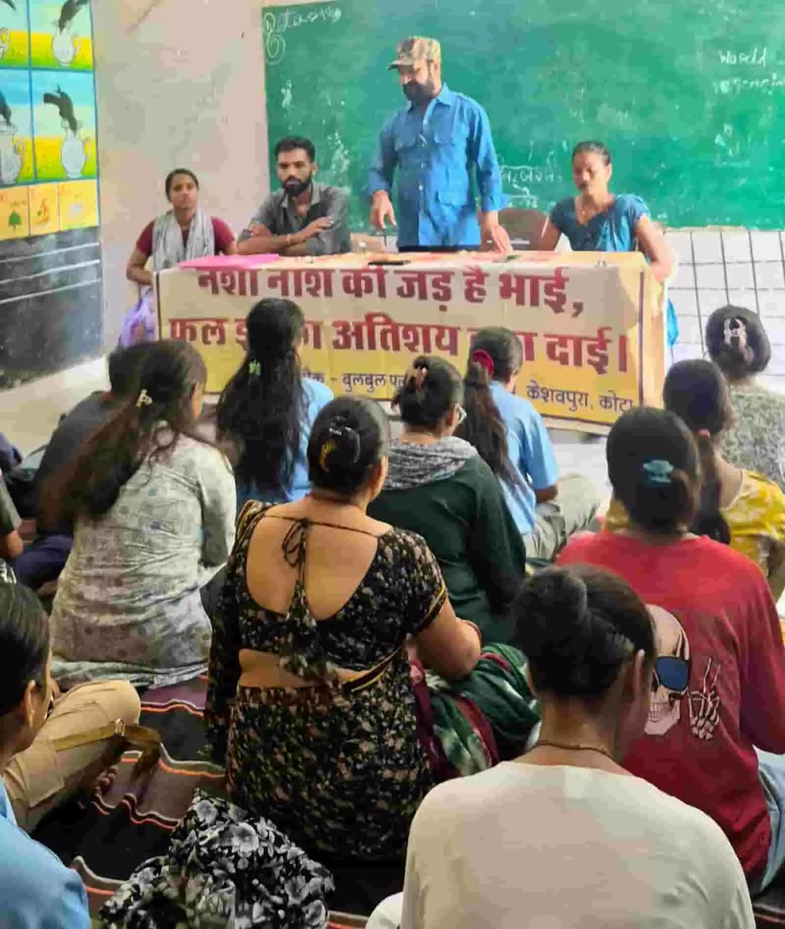 नशा मुक्ति जागरूकता संगोष्ठी के दौरान मंच पर मौजूद वक्ता और सामने बैठे प्रतिभागी।