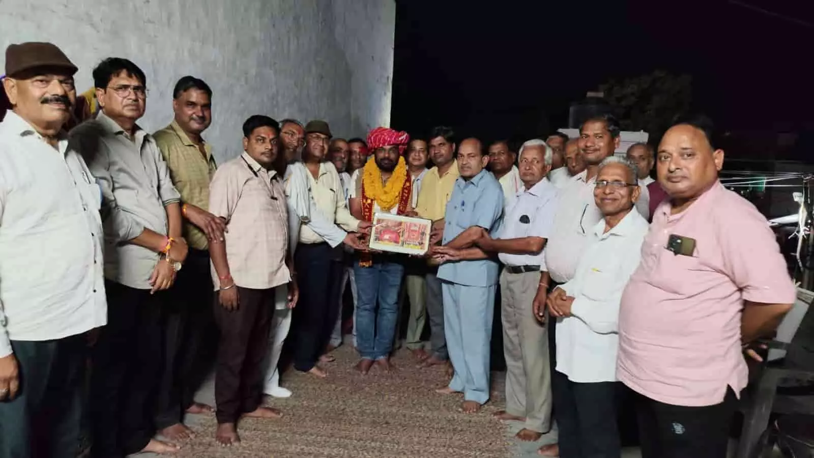 गंगापुर सिटी में देवी सेवा समिति द्वारा विजय कुमार गुप्ता का सम्मान किया जा रहा है। गंगापुर सिटी में देवी सेवा समिति द्वारा विजय कुमार गुप्ता का सम्मान किया जा रहा है।