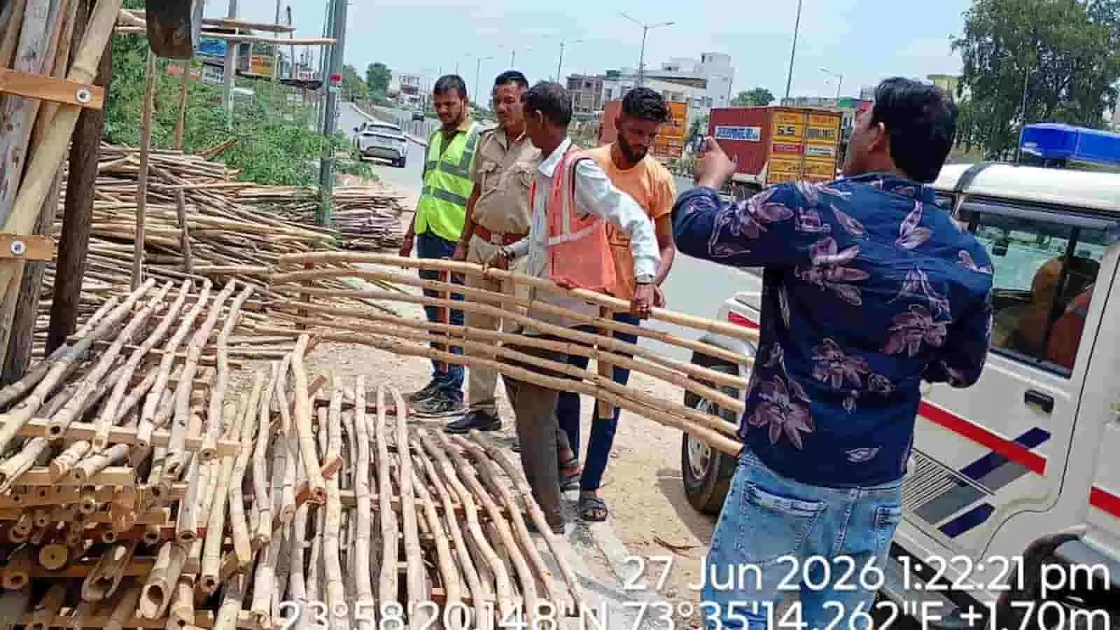तस्वीर में पेट्रोलिंग कर्मी राजस्थान स्टेट हाईवे के किनारे से लकड़ी की बल्लियां हटाते दिख रहे हैं। तस्वीर में पेट्रोलिंग कर्मी राजस्थान स्टेट हाईवे के किनारे से लकड़ी की बल्लियां हटाते दिख रहे हैं।