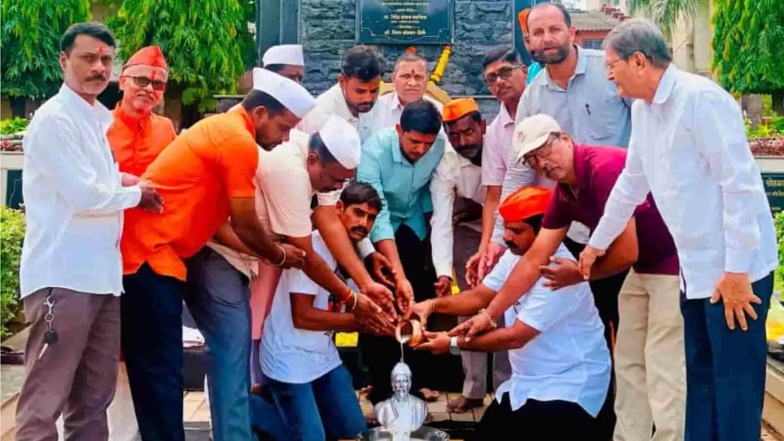 मुरगूड में शिवराज्याभिषेक समारोह के दौरान छत्रपति शिवाजी महाराज की प्रतिमा पर अभिषेक पूजन करते लोग।