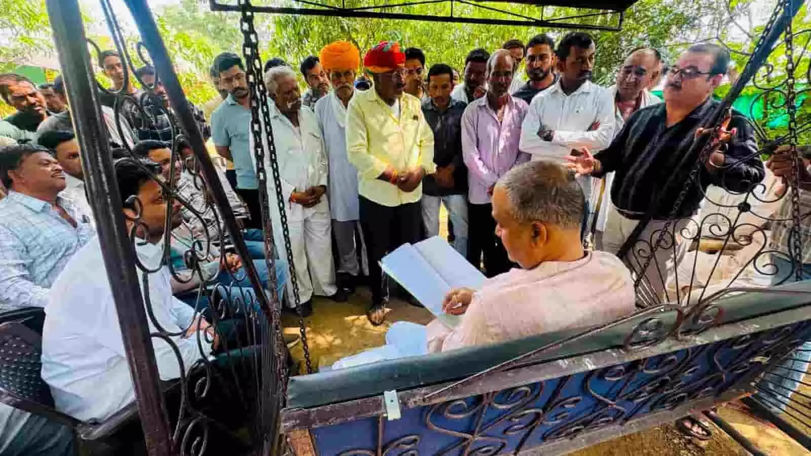 तस्वीर में दिख रहे कैबिनेट मंत्री हेमंत मीणा अंबामाता में जनसुनवाई के दौरान लोगों की समस्याएं सुनते हुए। तस्वीर में दिख रहे कैबिनेट मंत्री हेमंत मीणा अंबामाता में जनसुनवाई के दौरान लोगों की समस्याएं सुनते हुए।