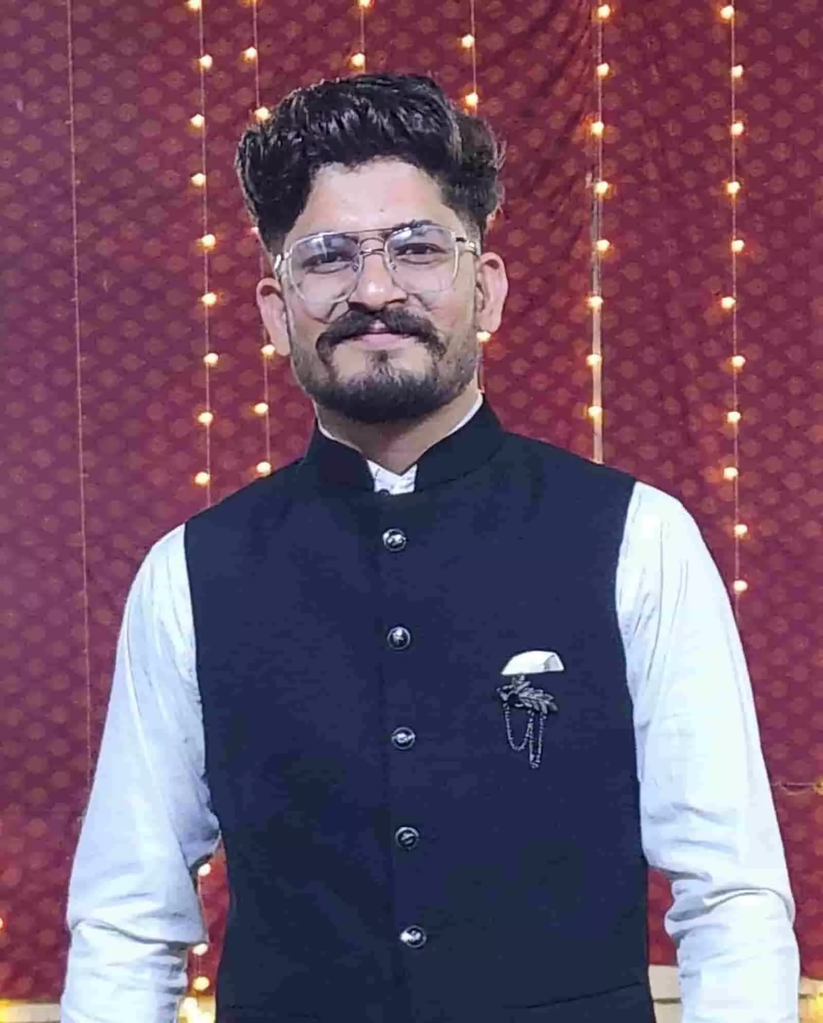 तस्वीर में नेहरू जैकेट पहने नवनियुक्त विप्र फाउंडेशन युवा प्रकोष्ठ के डीग जिलाध्यक्ष सिद्धार्थ उपाध्याय खड़े हैं।