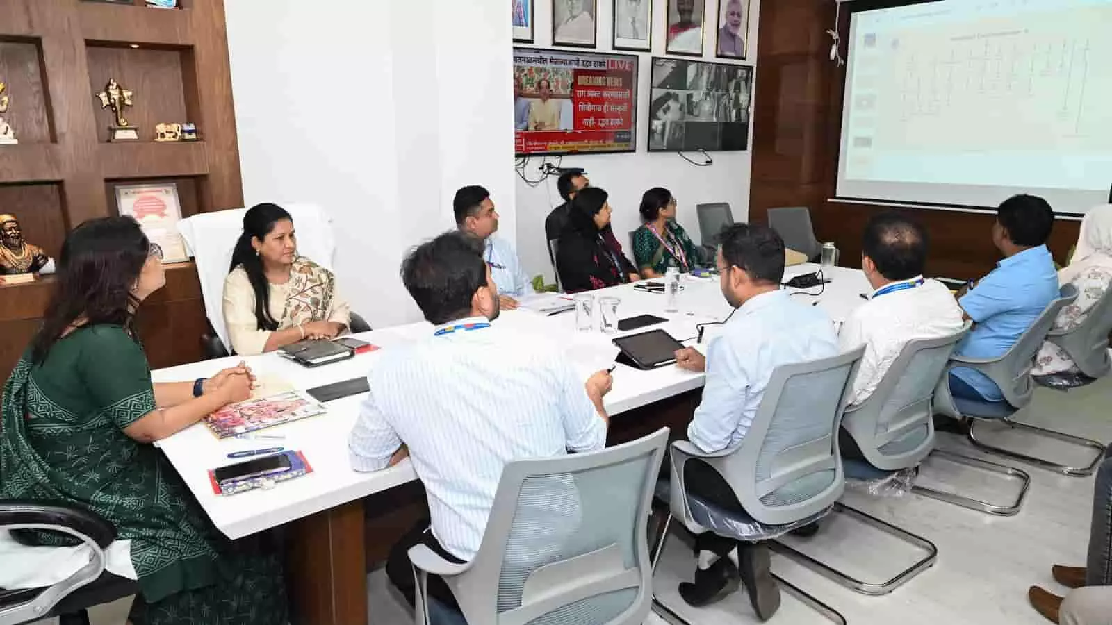 तस्वीर में बीएमसी अधिकारी कॉन्फ्रेंस हॉल में बड़ी स्क्रीन के सामने विकास कार्यों की समीक्षा बैठक करते हुए। तस्वीर में बीएमसी अधिकारी कॉन्फ्रेंस हॉल में बड़ी स्क्रीन के सामने विकास कार्यों की समीक्षा बैठक करते हुए।