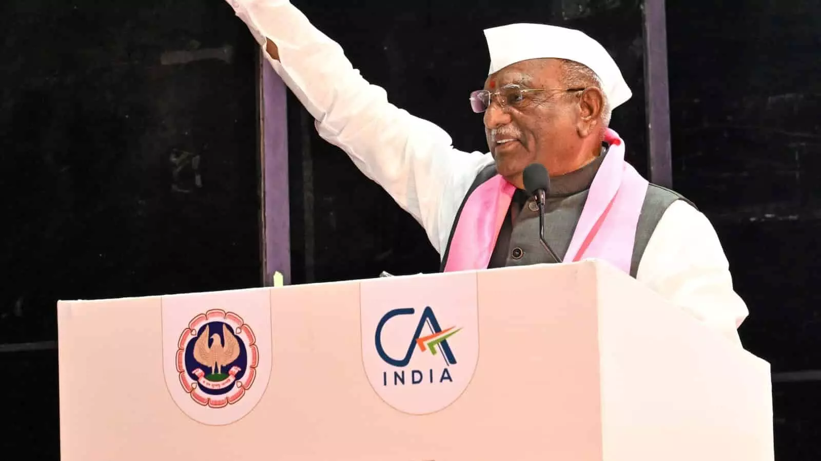 तस्वीर में पोडियम के पीछे खड़े होकर भाषण देते राज्यपाल हरिभाऊ बागडे जयपुर में आईसीएआई के कार्यक्रम में दिख रहे हैं। तस्वीर में पोडियम के पीछे खड़े होकर भाषण देते राज्यपाल हरिभाऊ बागडे जयपुर में आईसीएआई के कार्यक्रम में दिख रहे हैं।