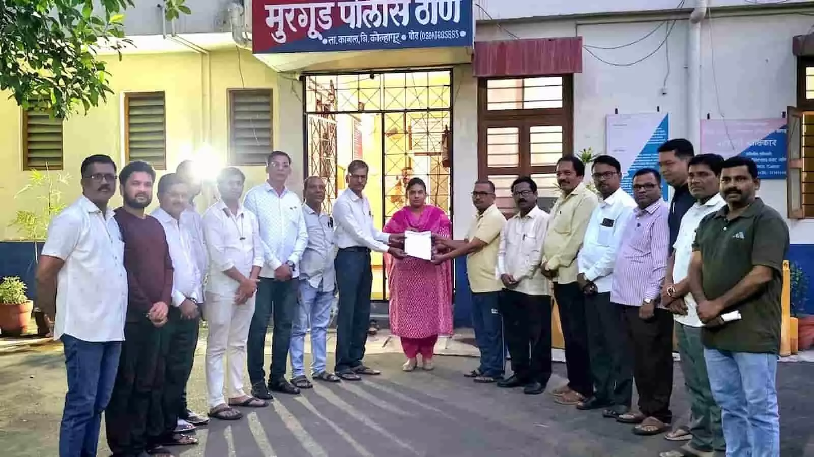 मुरगुड़ पुलिस थाने के बाहर सहायक पुलिस निरीक्षक को ज्ञापन सौंपते पत्रकार संघ के सदस्य।