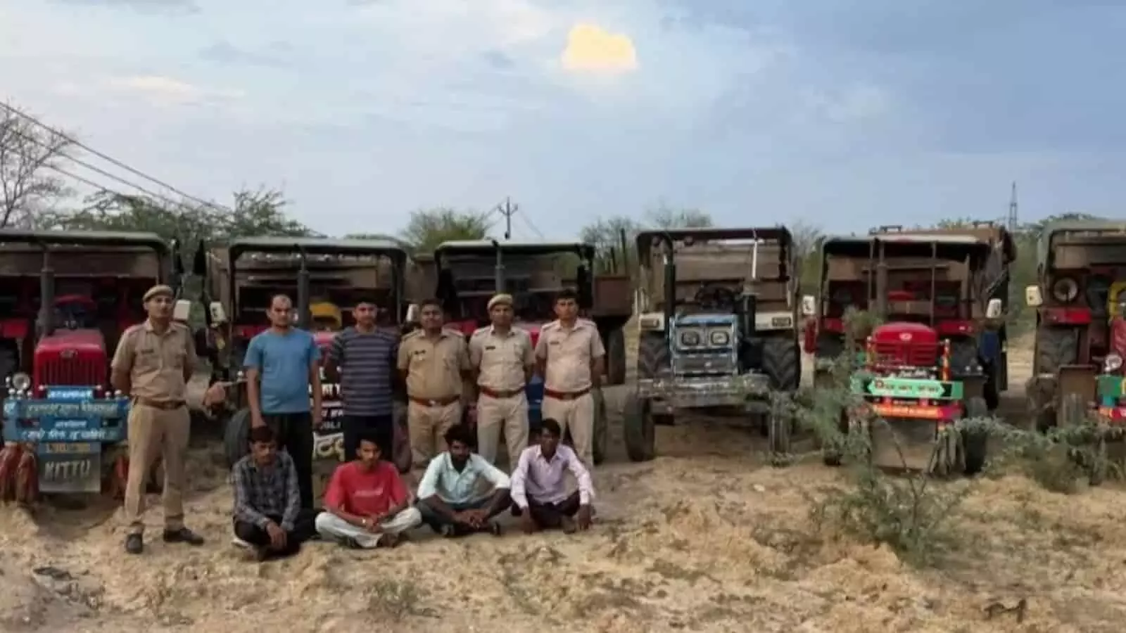 तस्वीर में बाटोदा थाना पुलिस टीम और गिरफ्तार आरोपी जब्त ट्रैक्टरों के सामने खड़े दिखाई दे रहे हैं। तस्वीर में बाटोदा थाना पुलिस टीम और गिरफ्तार आरोपी जब्त ट्रैक्टरों के सामने खड़े दिखाई दे रहे हैं।