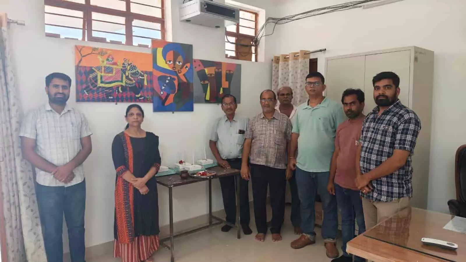 तस्वीर में नवोदय विद्यालय परिसर के भीतर प्रधानाचार्या मंजू लता और तकनीकी टीम के सदस्य खड़े दिख रहे हैं। तस्वीर में नवोदय विद्यालय परिसर के भीतर प्रधानाचार्या मंजू लता और तकनीकी टीम के सदस्य खड़े दिख रहे हैं।