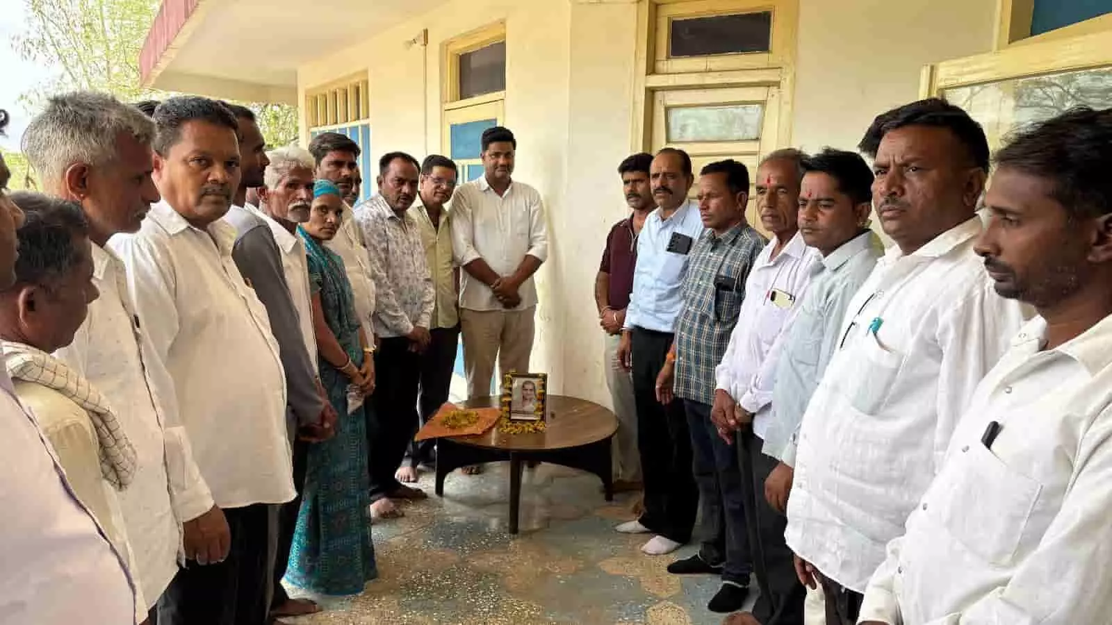 झाड़ोल डाकबंगला परिसर में बैठक के दौरान चर्चा करते भाजपा कार्यकर्ता और पदाधिकारी। झाड़ोल डाकबंगला परिसर में बैठक के दौरान चर्चा करते भाजपा कार्यकर्ता और पदाधिकारी।