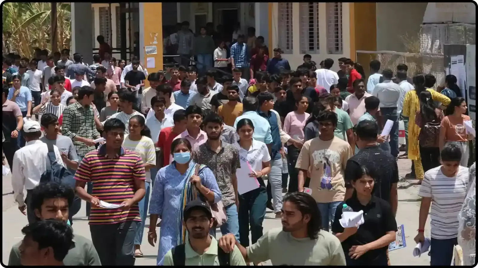 परीक्षा केंद्र के बाहर पैदल चलते हुए अभ्यर्थियों की भीड़ महाराष्ट्र में टीईटी परीक्षा स्थगन के संदर्भ में।