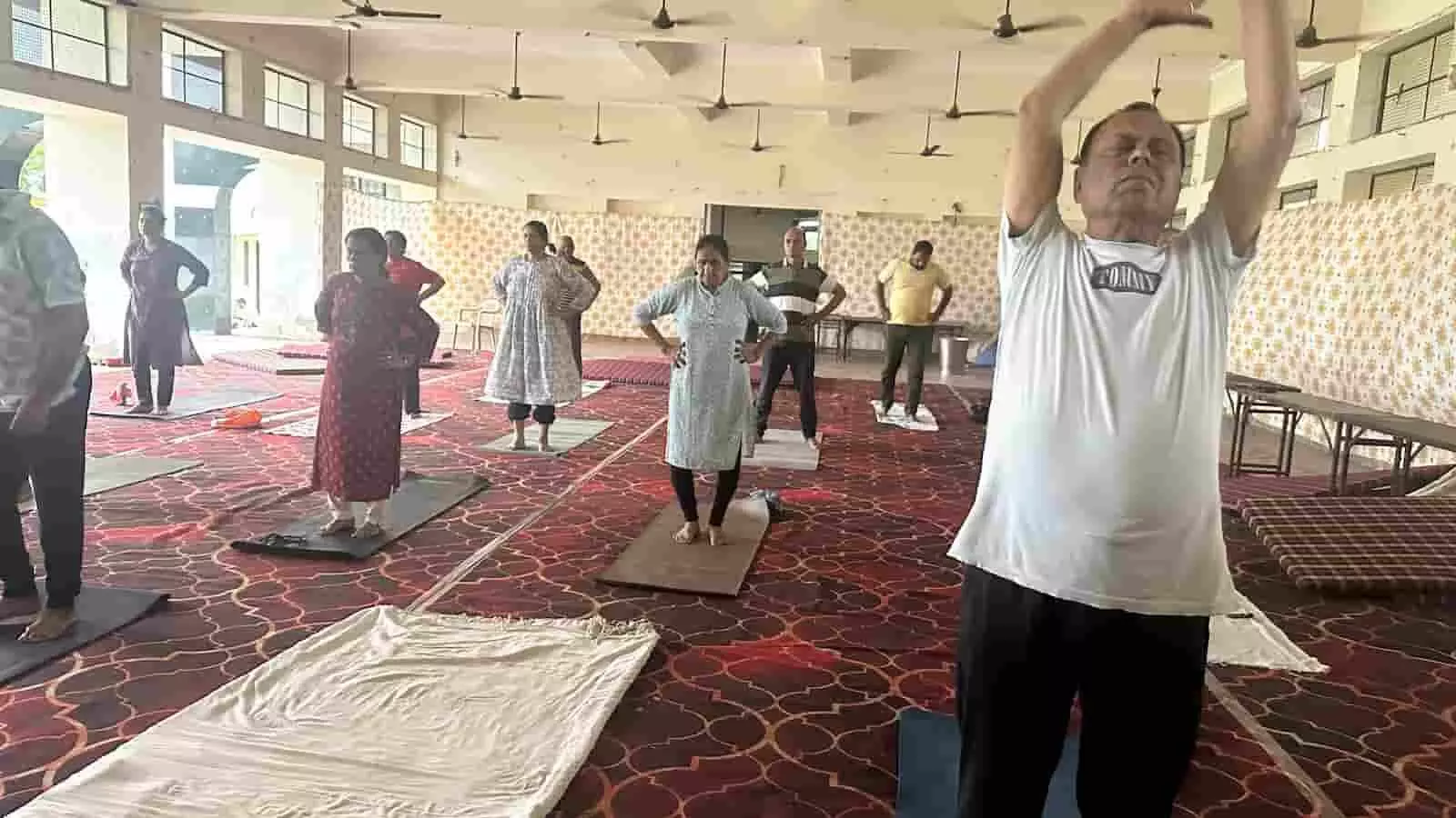 तस्वीर में भीलवाड़ा के योग शिविर में दरी पर खड़े होकर शारीरिक व्यायाम करते लोग दिख रहे हैं। तस्वीर में भीलवाड़ा के योग शिविर में दरी पर खड़े होकर शारीरिक व्यायाम करते लोग दिख रहे हैं।