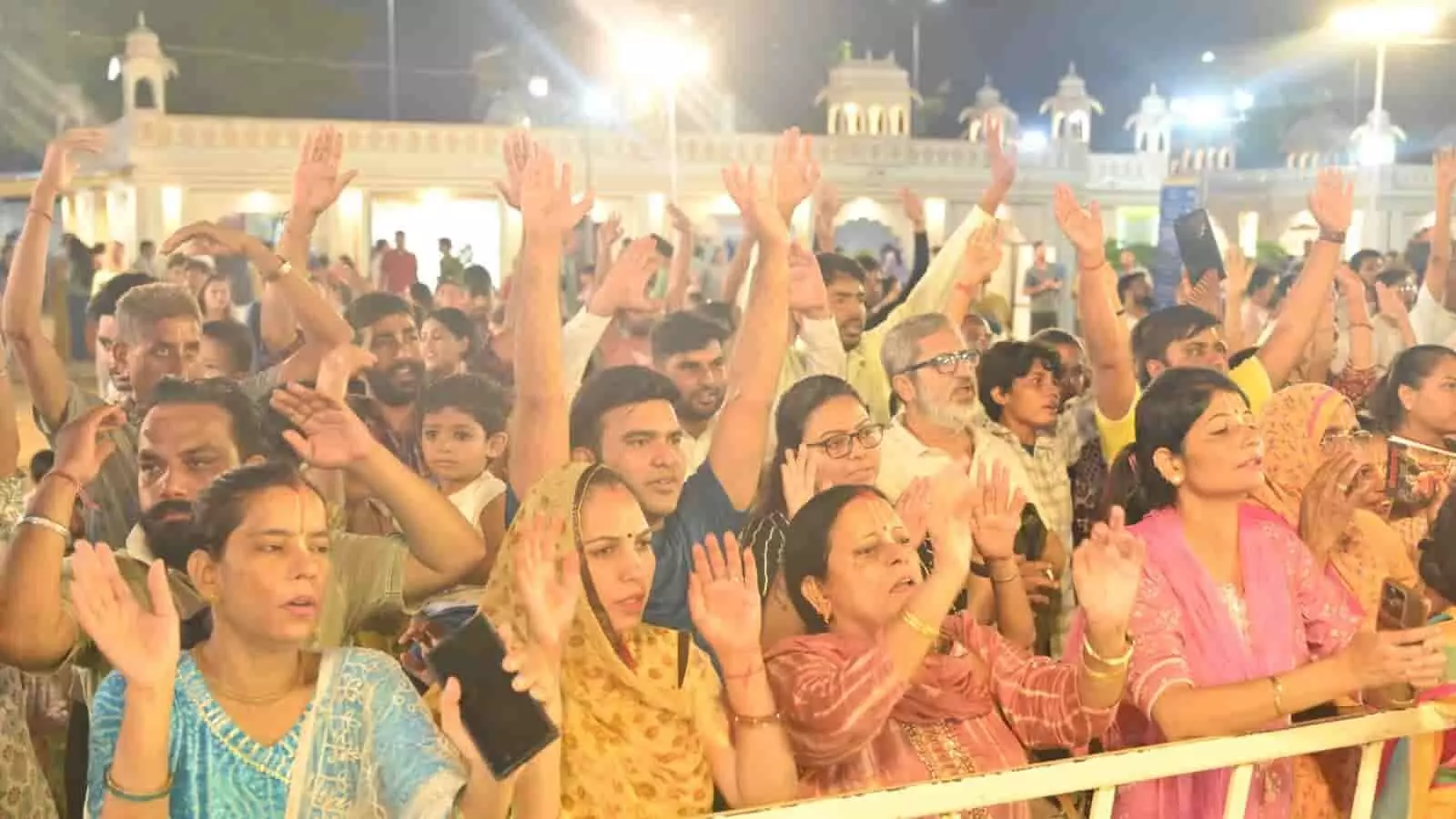 हाथ उठाकर संकीर्तन करते श्रद्धालु जयपुर के गुप्त वृंदावन धाम में धार्मिक महोत्सव के दौरान दिखाई दे रहे हैं। हाथ उठाकर संकीर्तन करते श्रद्धालु जयपुर के गुप्त वृंदावन धाम में धार्मिक महोत्सव के दौरान दिखाई दे रहे हैं।