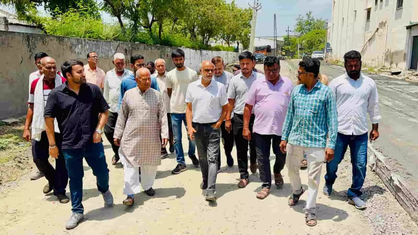 तस्वीर में दिख रहे भीलवाड़ा विधायक अशोक कोठारी सांगानेर क्षेत्र में विकास कार्यों का पैदल निरीक्षण करते हुए। तस्वीर में दिख रहे भीलवाड़ा विधायक अशोक कोठारी सांगानेर क्षेत्र में विकास कार्यों का पैदल निरीक्षण करते हुए।