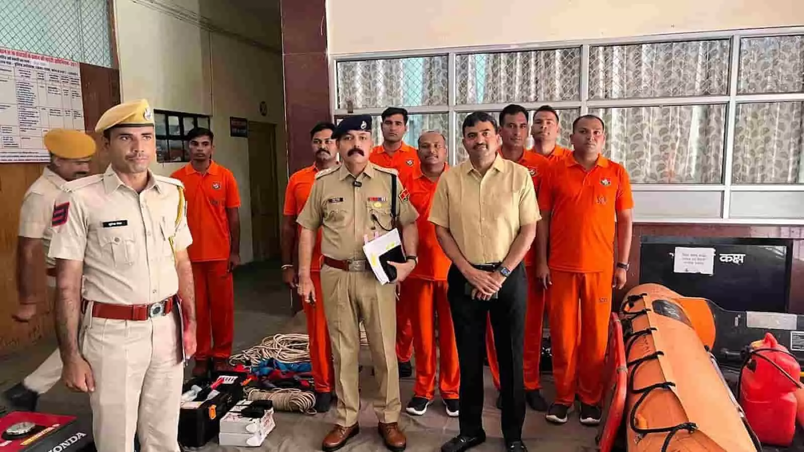 पुलिस अधीक्षक कार्यालय दौसा में एसडीआरएफ कमांडेंट और पुलिस अधिकारी रेस्क्यू टीम के साथ खड़े हैं। पुलिस अधीक्षक कार्यालय दौसा में एसडीआरएफ कमांडेंट और पुलिस अधिकारी रेस्क्यू टीम के साथ खड़े हैं।
