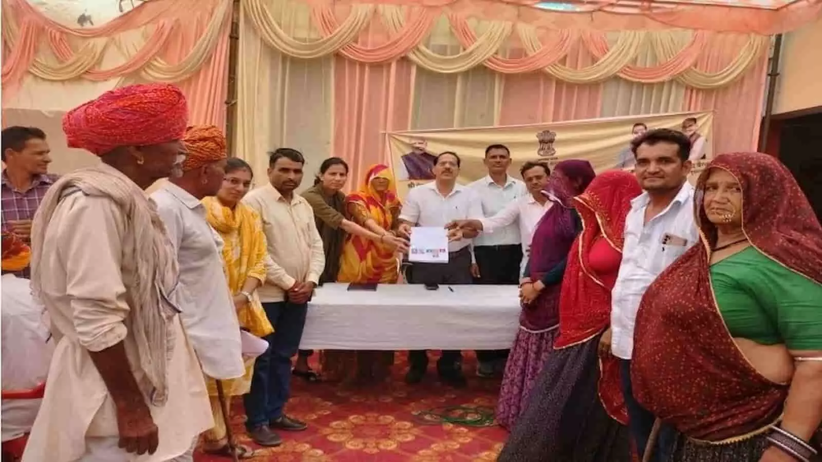 ग्रामीण सेवा शिविर में अधिकारियों द्वारा ग्रामीणों को भूमि सेटलमेंट के कागजात सौंपते हुए तस्वीर। ग्रामीण सेवा शिविर में अधिकारियों द्वारा ग्रामीणों को भूमि सेटलमेंट के कागजात सौंपते हुए तस्वीर।