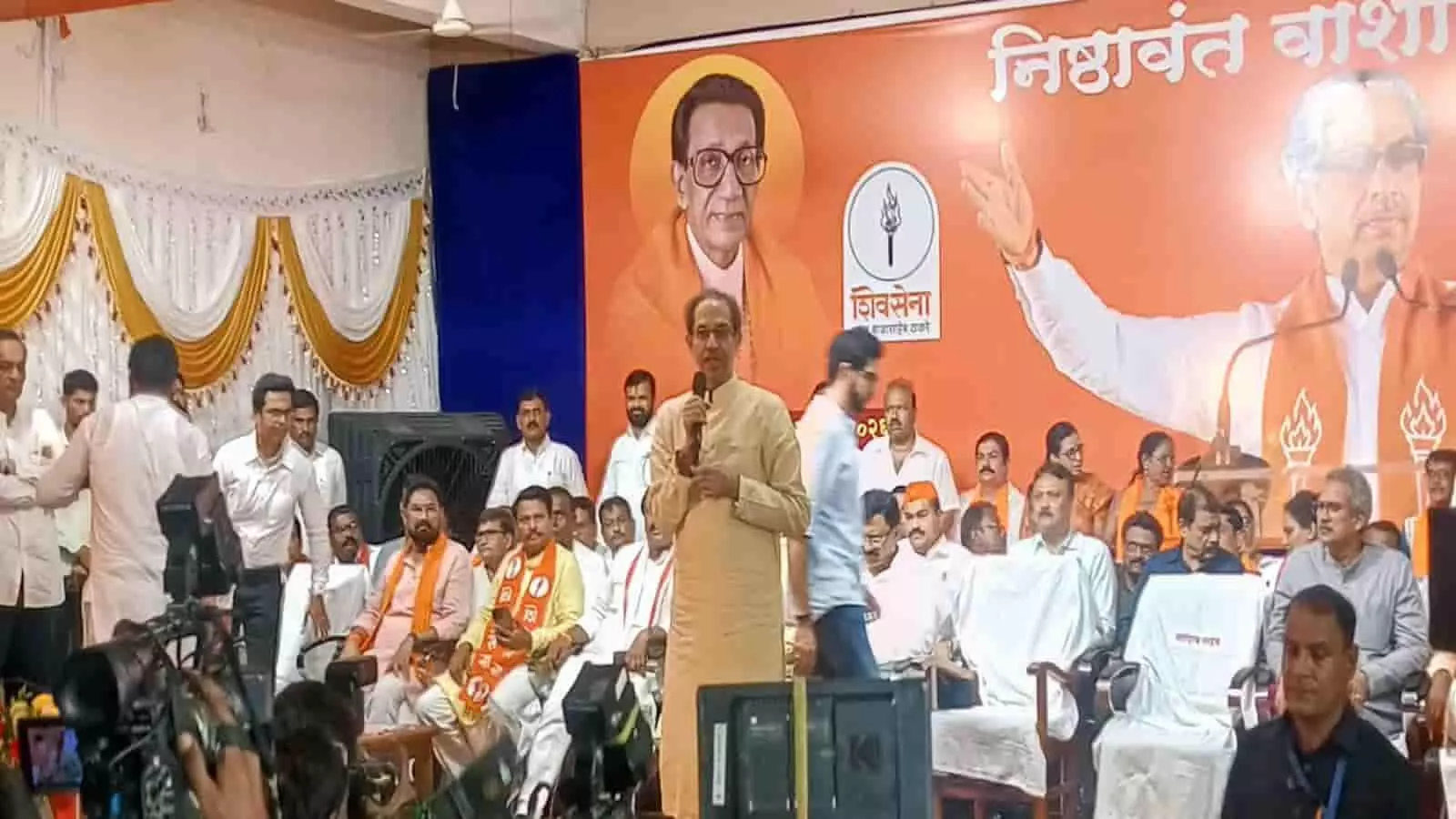 वाशिम में जनसभा को संबोधित करते हुए शिवसेना (यूबीटी) प्रमुख उद्धव ठाकरे की तस्वीर।
