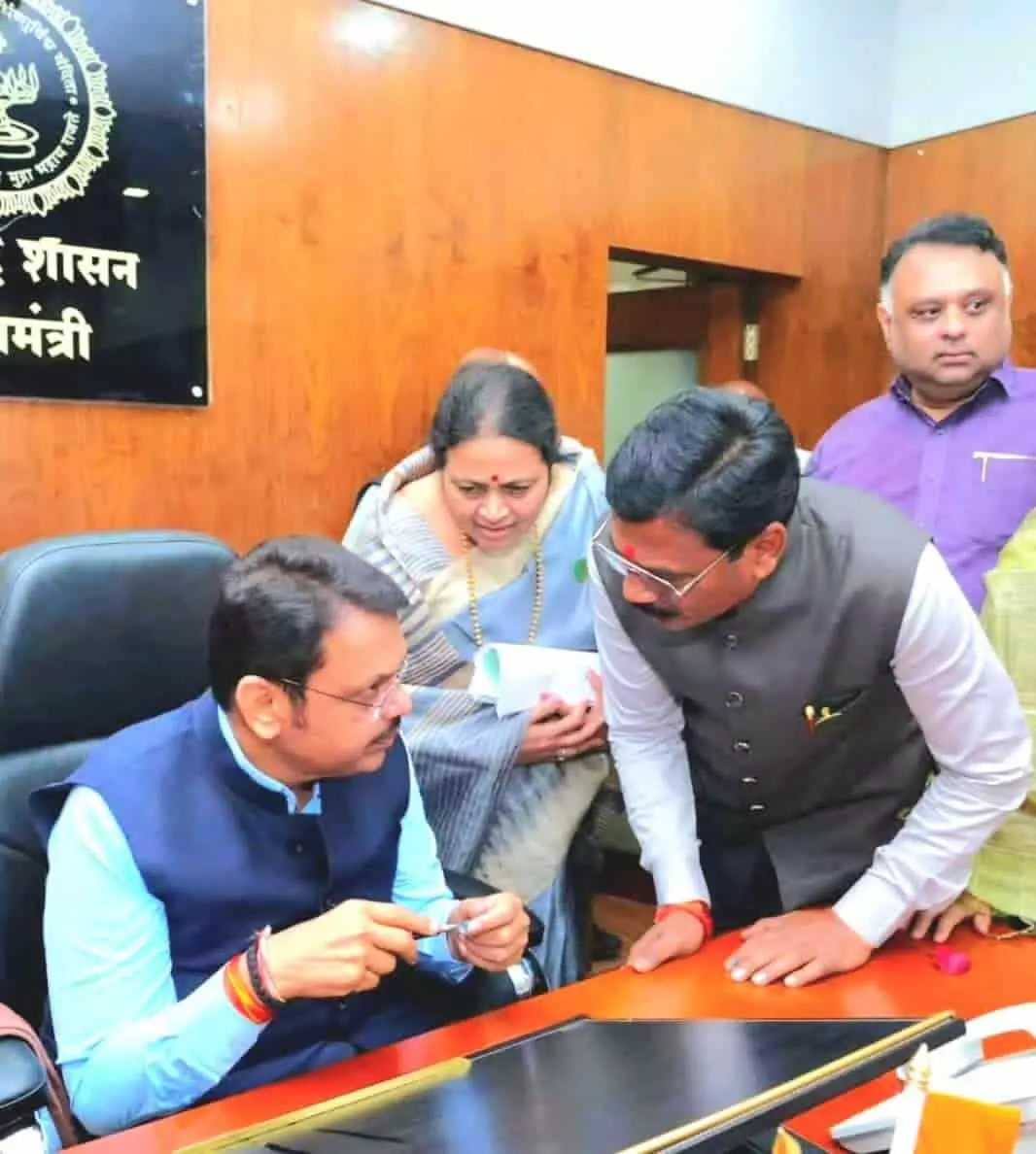 मुख्यमंत्री देवेंद्र फडणवीस और विधायक श्याम खोडे कार्यालय में चर्चा करते हुए दिख रहे हैं।