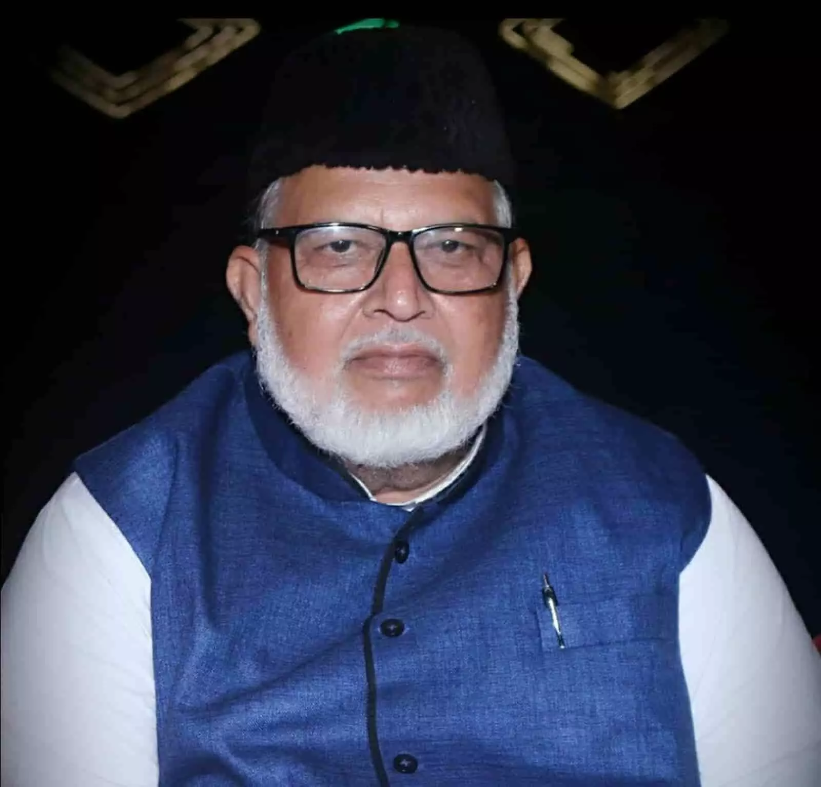तस्वीर में काले रंग की टोपी और चश्मा पहने दरगाह के सज्जादानशीन काजी अहतशामुद्दीन सीधे देखते हुए। तस्वीर में काले रंग की टोपी और चश्मा पहने दरगाह के सज्जादानशीन काजी अहतशामुद्दीन सीधे देखते हुए।