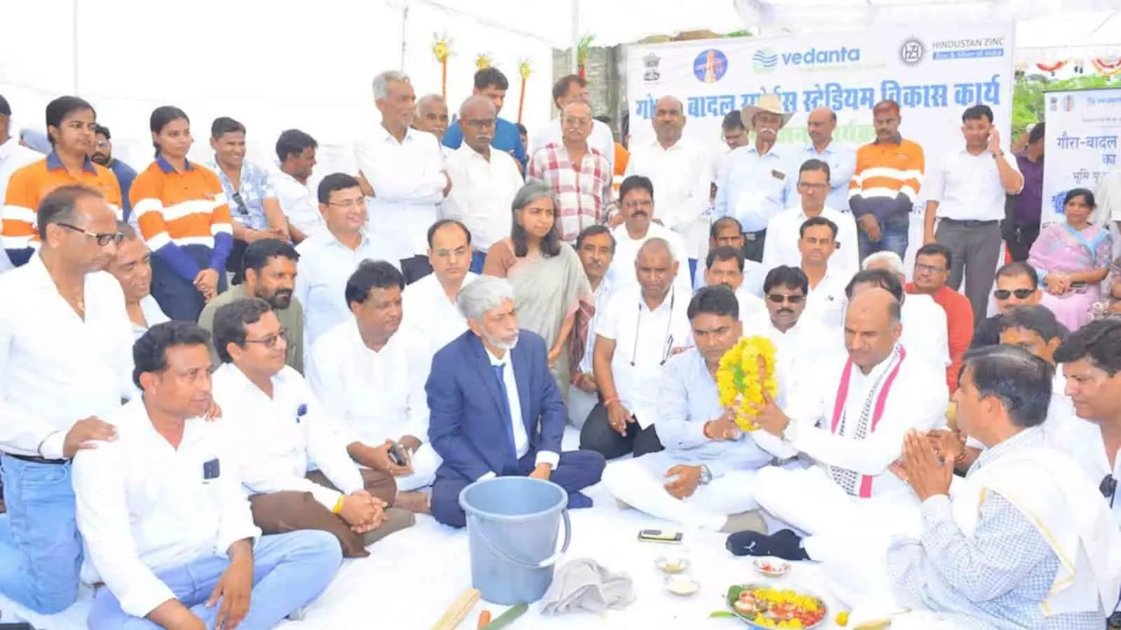 चित्तौड़गढ़ में गोरा-बादल स्टेडियम के पुनर्विकास के लिए भूमि पूजन करते जनप्रतिनिधि और अधिकारी।