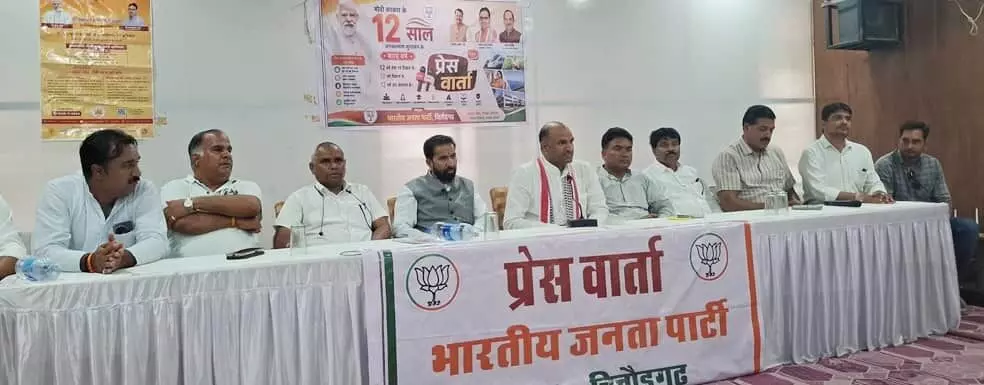 चित्तौड़गढ़ में पत्रकार वार्ता को संबोधित करते भाजपा सांसद सी.पी. जोशी और उपस्थित पदाधिकारी।