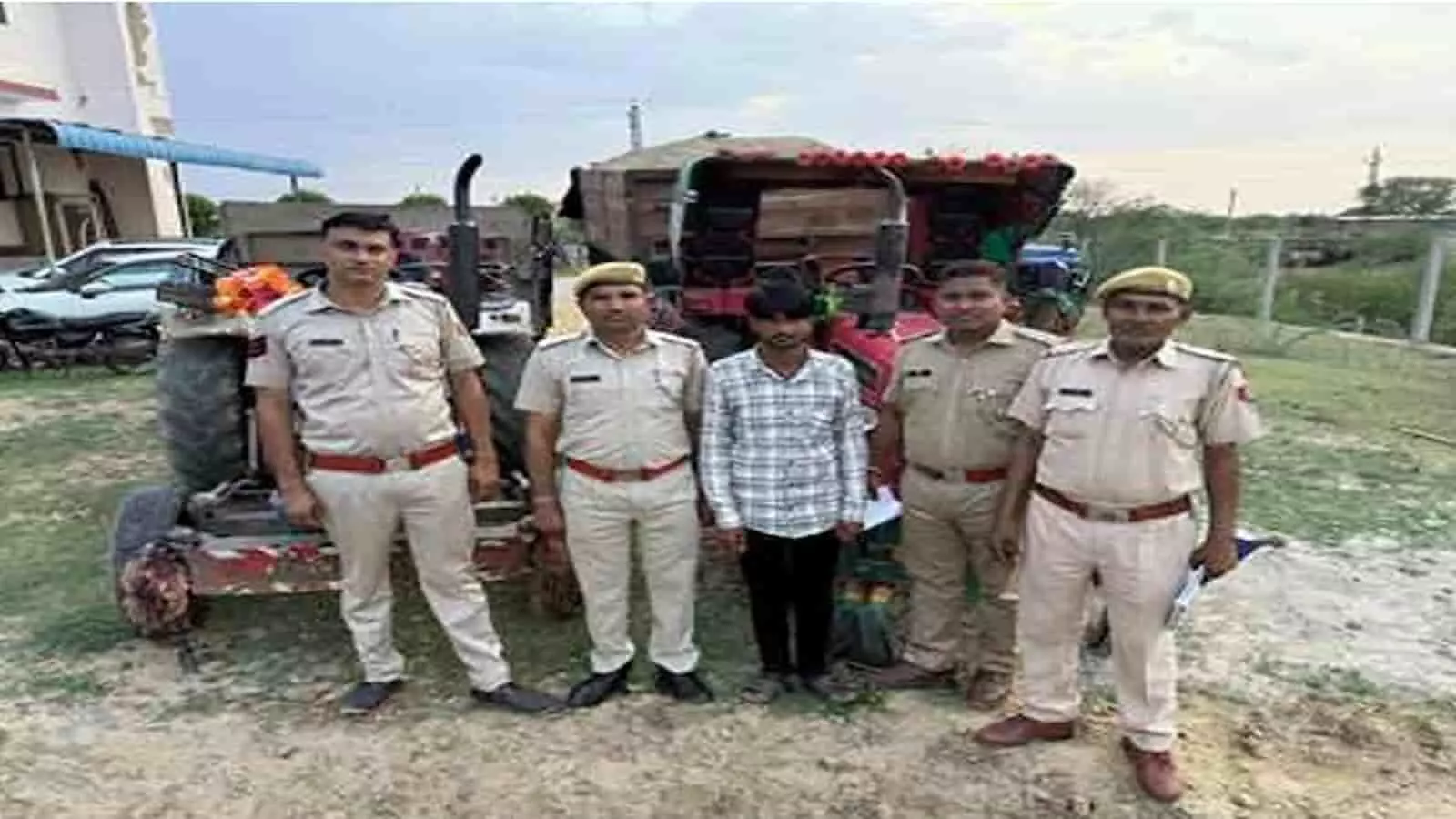 थाना परिसर के बाहर पुलिसकर्मियों की निगरानी में खड़ा आरोपी और जब्त ट्रैक्टर-ट्रॉलियां। थाना परिसर के बाहर पुलिसकर्मियों की निगरानी में खड़ा आरोपी और जब्त ट्रैक्टर-ट्रॉलियां।