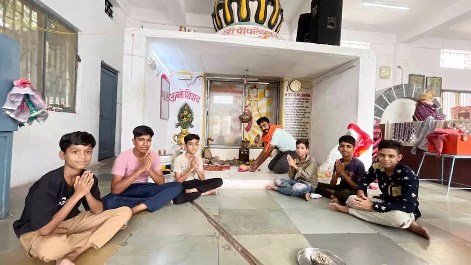 चित्तौड़गढ़ के मंदिर में वीर बालक और श्रद्धालु महाकुंभ हेतु प्रार्थना कर रहे हैं।