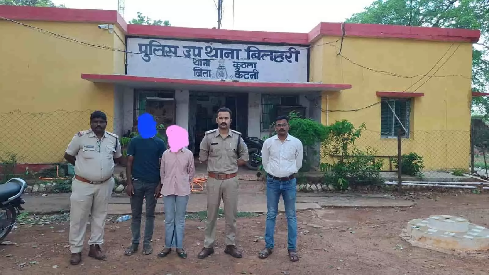 बिलहरी पुलिस चौकी के बाहर खड़े पुलिस अधिकारी और अन्य लोग, पुलिस कार्यवाही के दौरान। बिलहरी पुलिस चौकी के बाहर खड़े पुलिस अधिकारी और अन्य लोग, पुलिस कार्यवाही के दौरान।