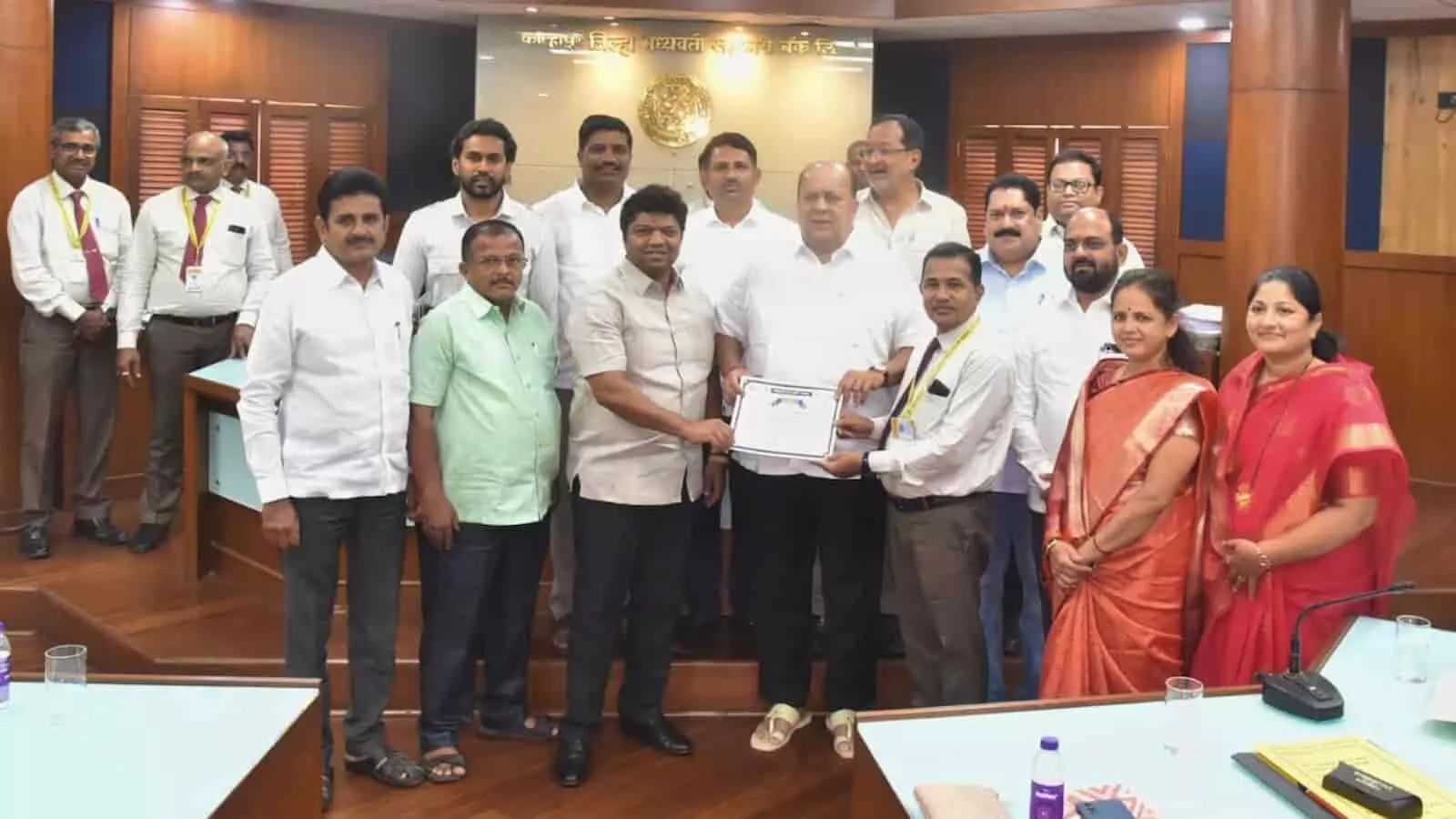 कार्यालय के नवीन सभागार में प्रशस्ति पत्र स्वीकार करते अधिकारी और उपस्थित समिति सदस्य।