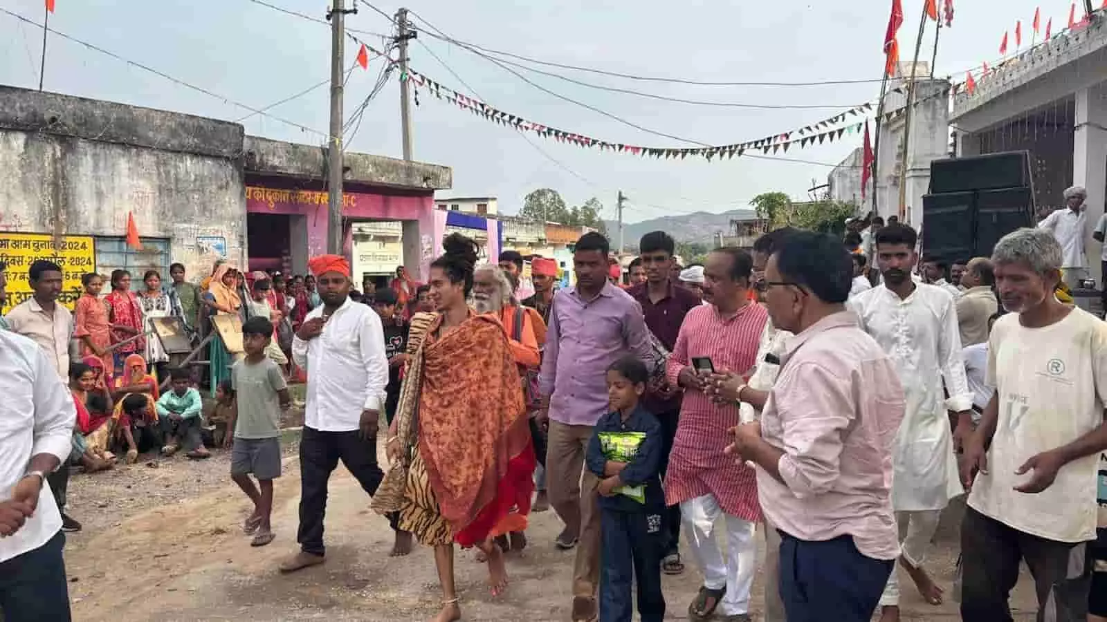 शोभायात्रा में महंत निरंजन गिरी जी महाराज और ग्रामीण लुनावतो का खेड़ा में दिख रहे हैं। शोभायात्रा में महंत निरंजन गिरी जी महाराज और ग्रामीण लुनावतो का खेड़ा में दिख रहे हैं।