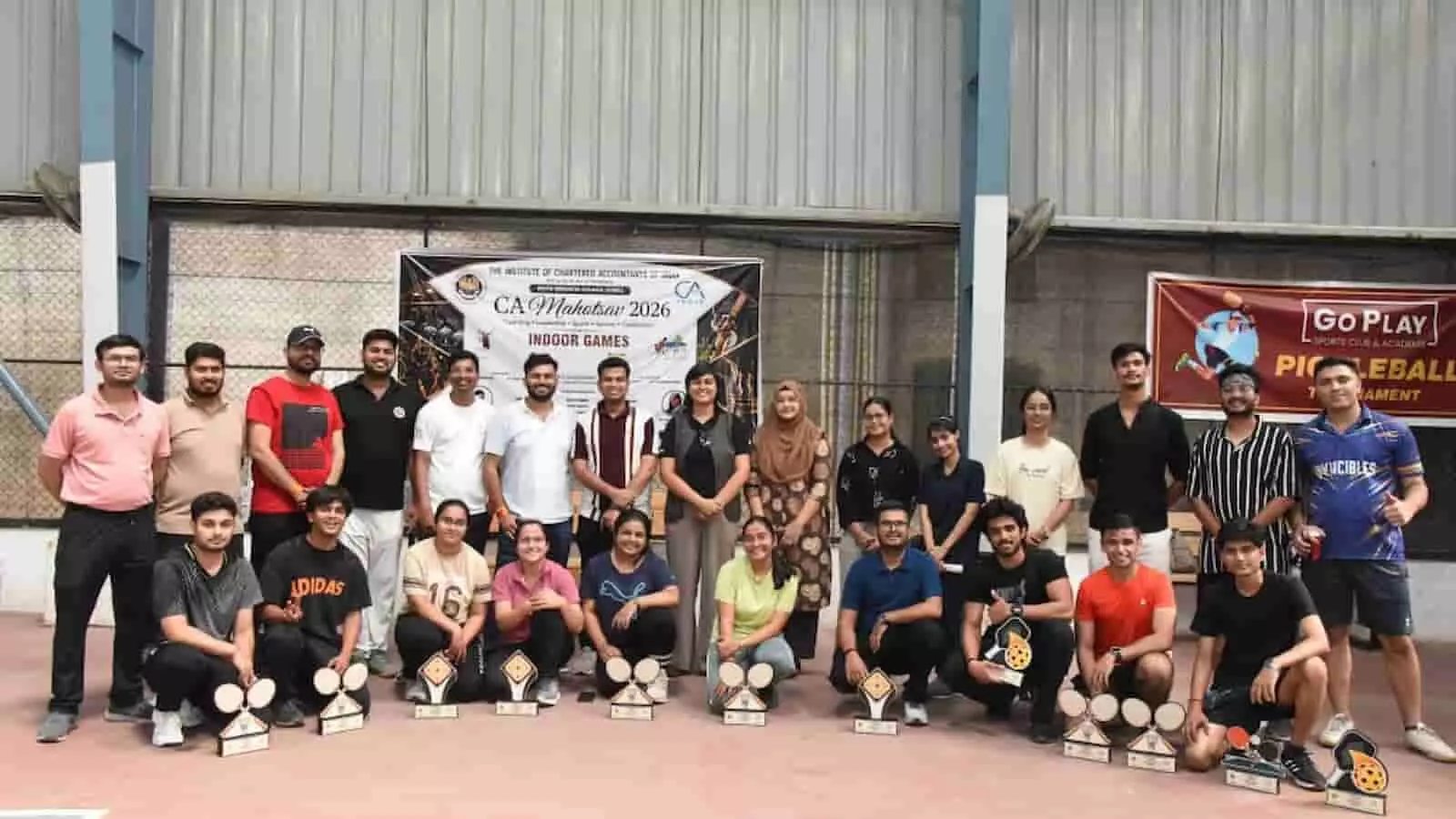 इंडोर स्पोर्ट्स कॉम्प्लेक्स में ट्रॉफियों के साथ खड़े सीए महोत्सव के प्रतिभागी समूह फोटो के लिए। इंडोर स्पोर्ट्स कॉम्प्लेक्स में ट्रॉफियों के साथ खड़े सीए महोत्सव के प्रतिभागी समूह फोटो के लिए।