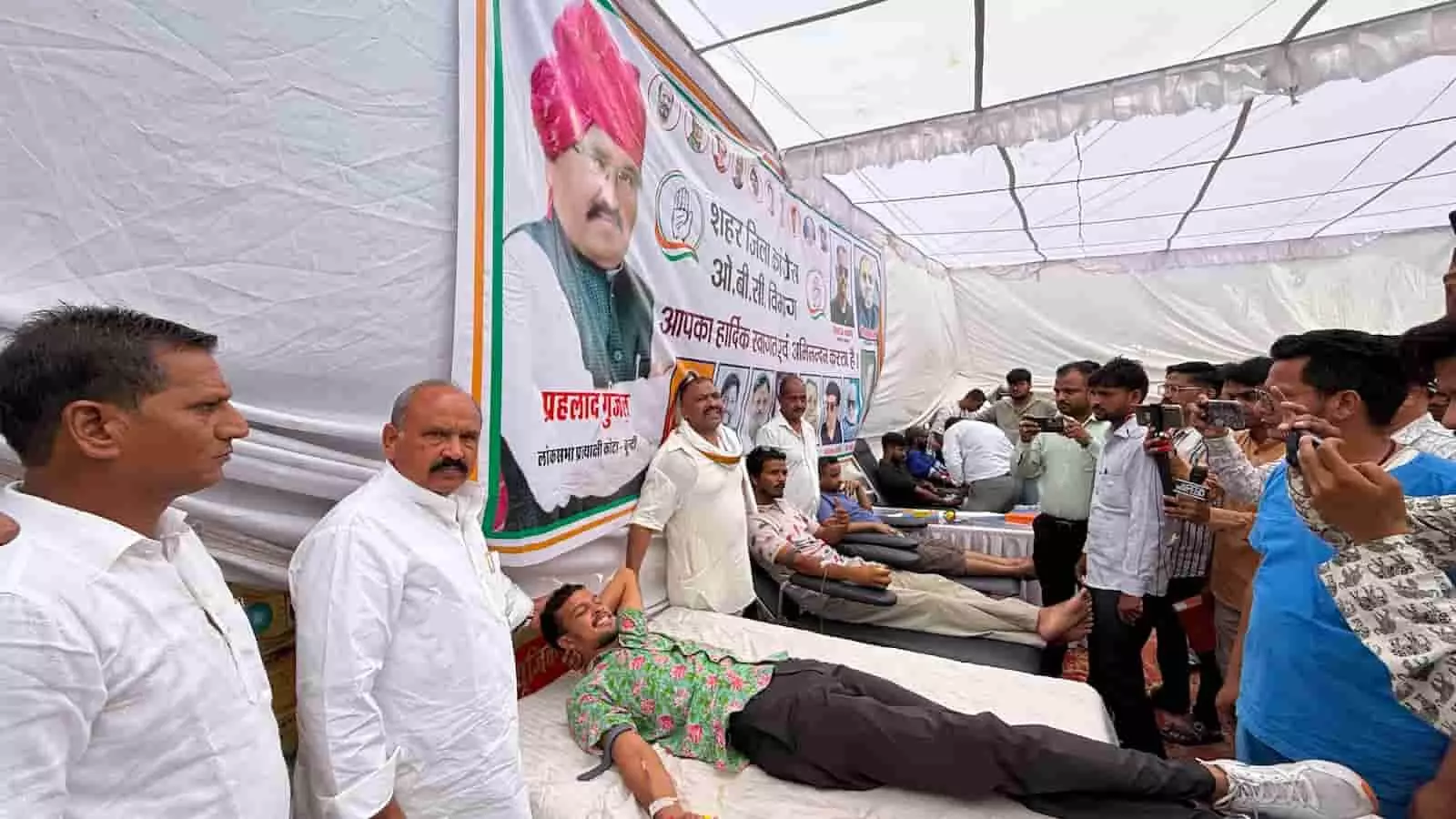 तस्वीर में कोटा के रक्तदान शिविर में बेड पर लेटे युवक को रक्तदान करते हुए दिखाया गया है। तस्वीर में कोटा के रक्तदान शिविर में बेड पर लेटे युवक को रक्तदान करते हुए दिखाया गया है।