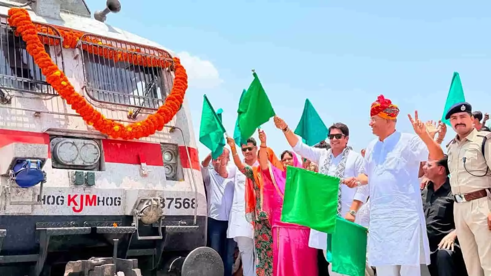 हरिपुर रेलवे स्टेशन पर जनप्रतिनिधि अजमेर-मैसूर एक्सप्रेस ट्रेन को हरी झंडी दिखा रहे हैं।