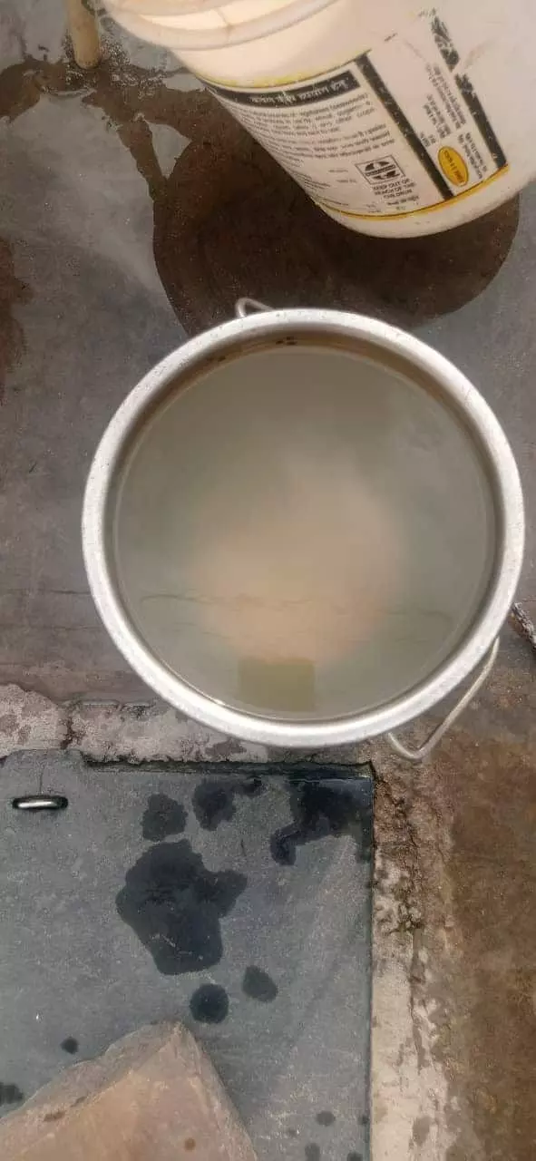 स्टील के बर्तन में भरा मटमैला दूषित पानी भीलवाड़ा की आवासीय कॉलोनी में। स्टील के बर्तन में भरा मटमैला दूषित पानी भीलवाड़ा की आवासीय कॉलोनी में।