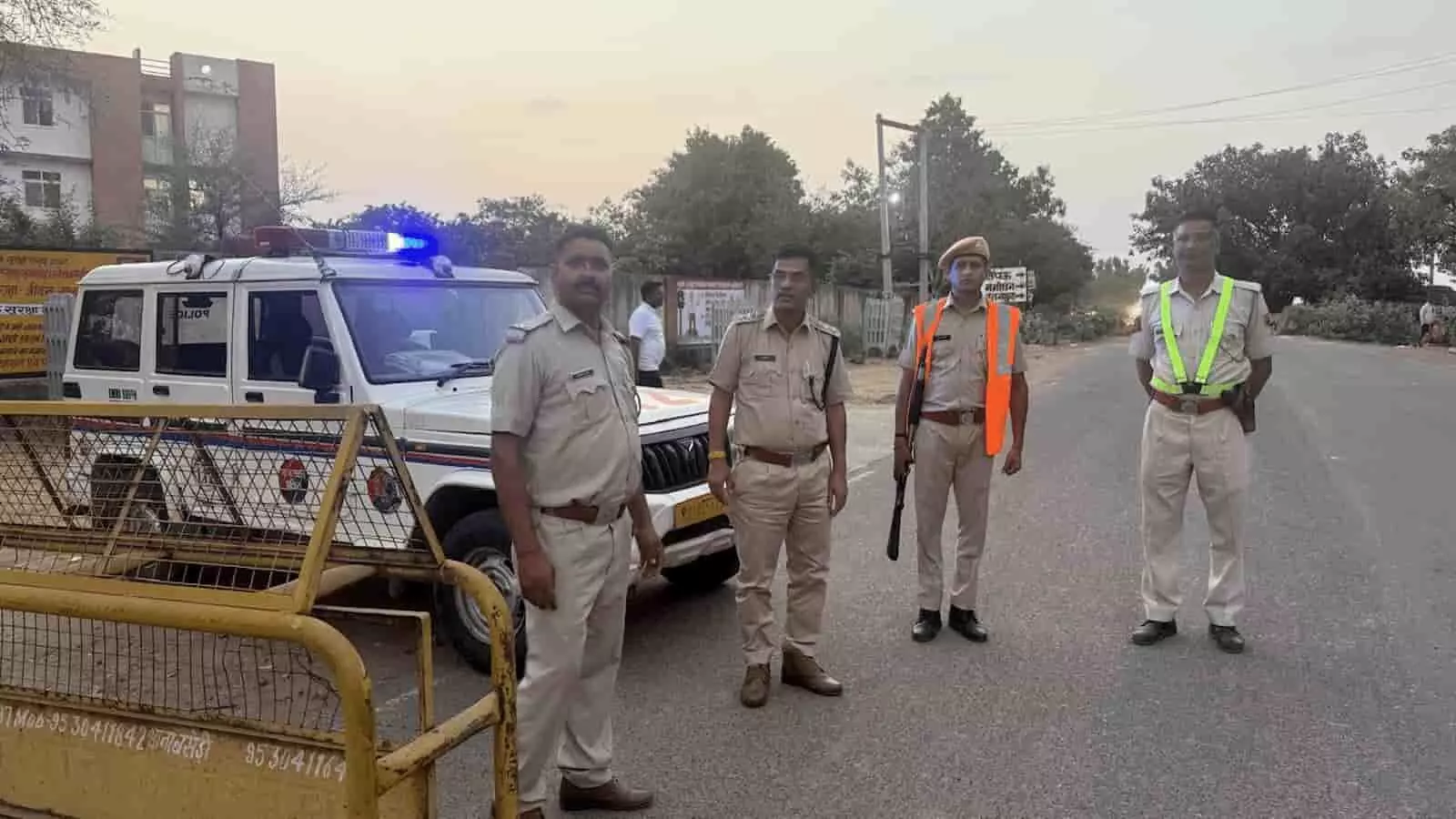 नाके पर तैनात राजस्थान पुलिस के अधिकारी सड़क पर यातायात जांच कर रहे हैं। नाके पर तैनात राजस्थान पुलिस के अधिकारी सड़क पर यातायात जांच कर रहे हैं।