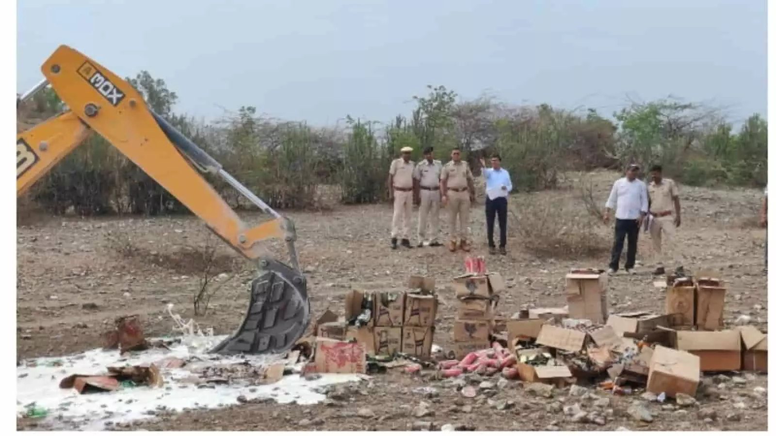जेसीबी मशीन द्वारा अवैध शराब को नष्ट करते पुलिस अधिकारी और कर्मचारी खेरवाड़ा में। जेसीबी मशीन द्वारा अवैध शराब को नष्ट करते पुलिस अधिकारी और कर्मचारी खेरवाड़ा में।