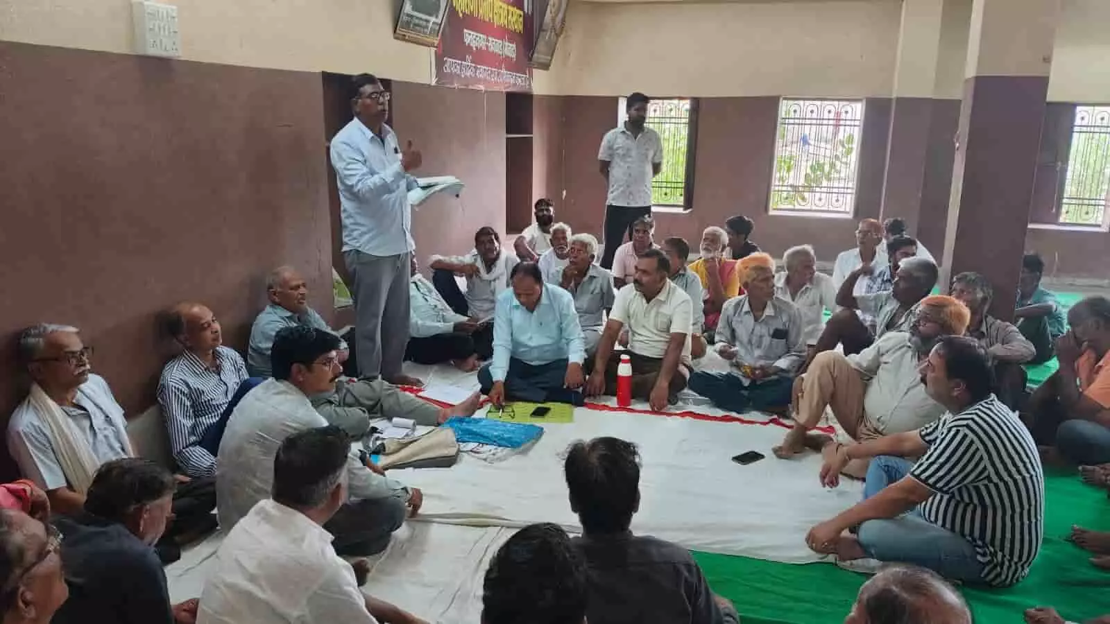आवरी माता मंदिर फतहनगर में आयोजित मेवाड़ यादव महापंचायत की बैठक में बैठे हुए लोग। आवरी माता मंदिर फतहनगर में आयोजित मेवाड़ यादव महापंचायत की बैठक में बैठे हुए लोग।